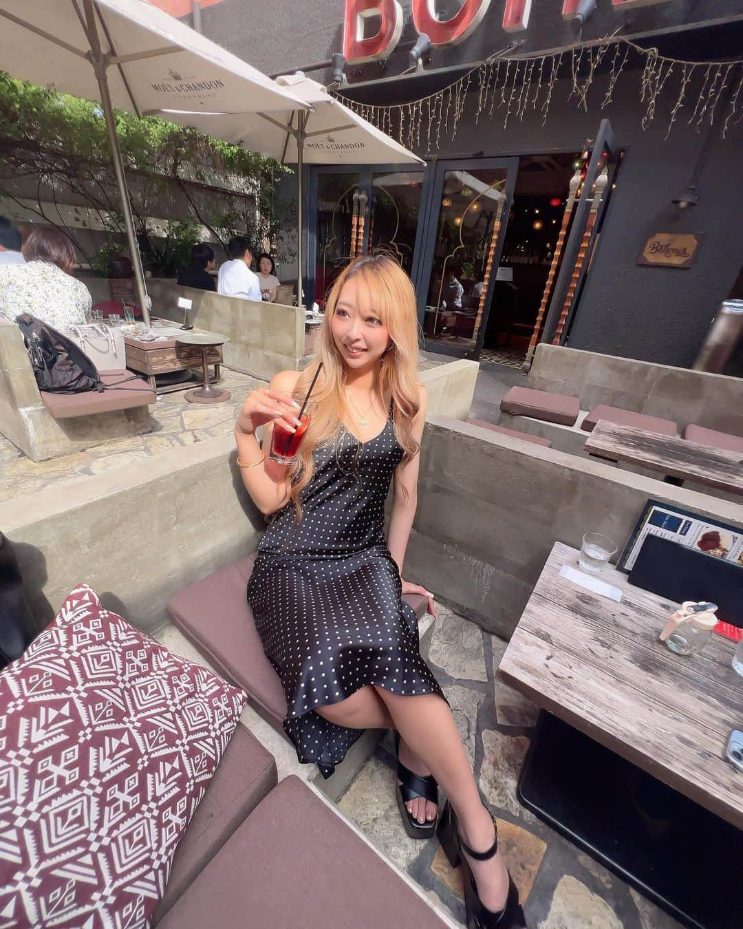 まあーか（まかたん）さんのインスタグラム写真 - (まあーか（まかたん）Instagram)「. chill場☕︎☀︎ . #shibuya #428#渋谷スカイ#Tokyo#東京#渋谷カフェ#宮下パーク#miyashitapark #ポートレート撮影#見上げた空綺麗でした#風景#韓国#韓国ファッション#zara#shein#バレイヤージュ#ワンピースコーデ#観光地#渋谷観光#えもいんすたぐらむ」6月14日 22時15分 - m_k_gram