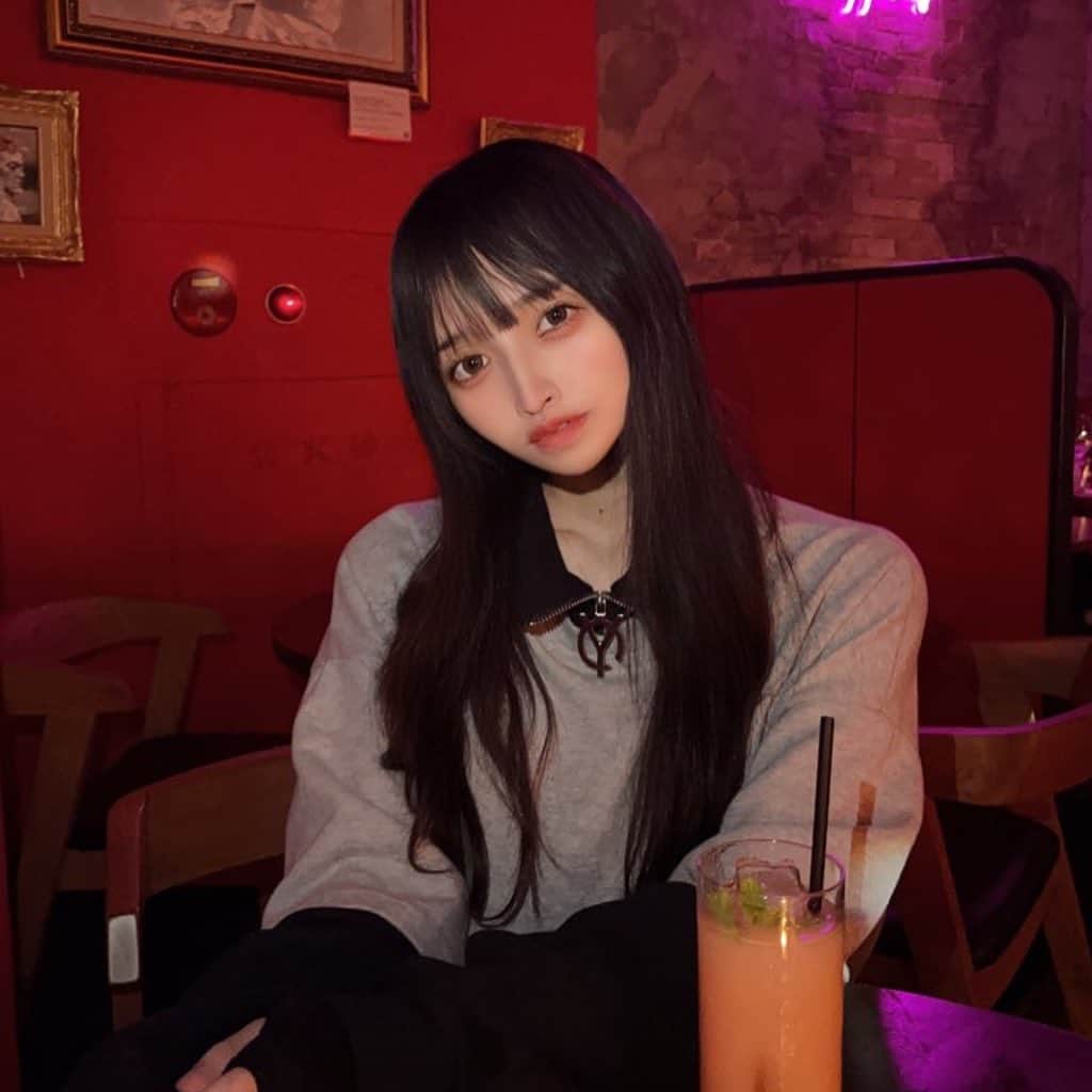めたんのインスタグラム：「外出とかできちゃった☆  #渋谷カフェ巡り  #好きになってよ #道玄坂カフェ #黒髪ロング #oy #ストリート系女子」