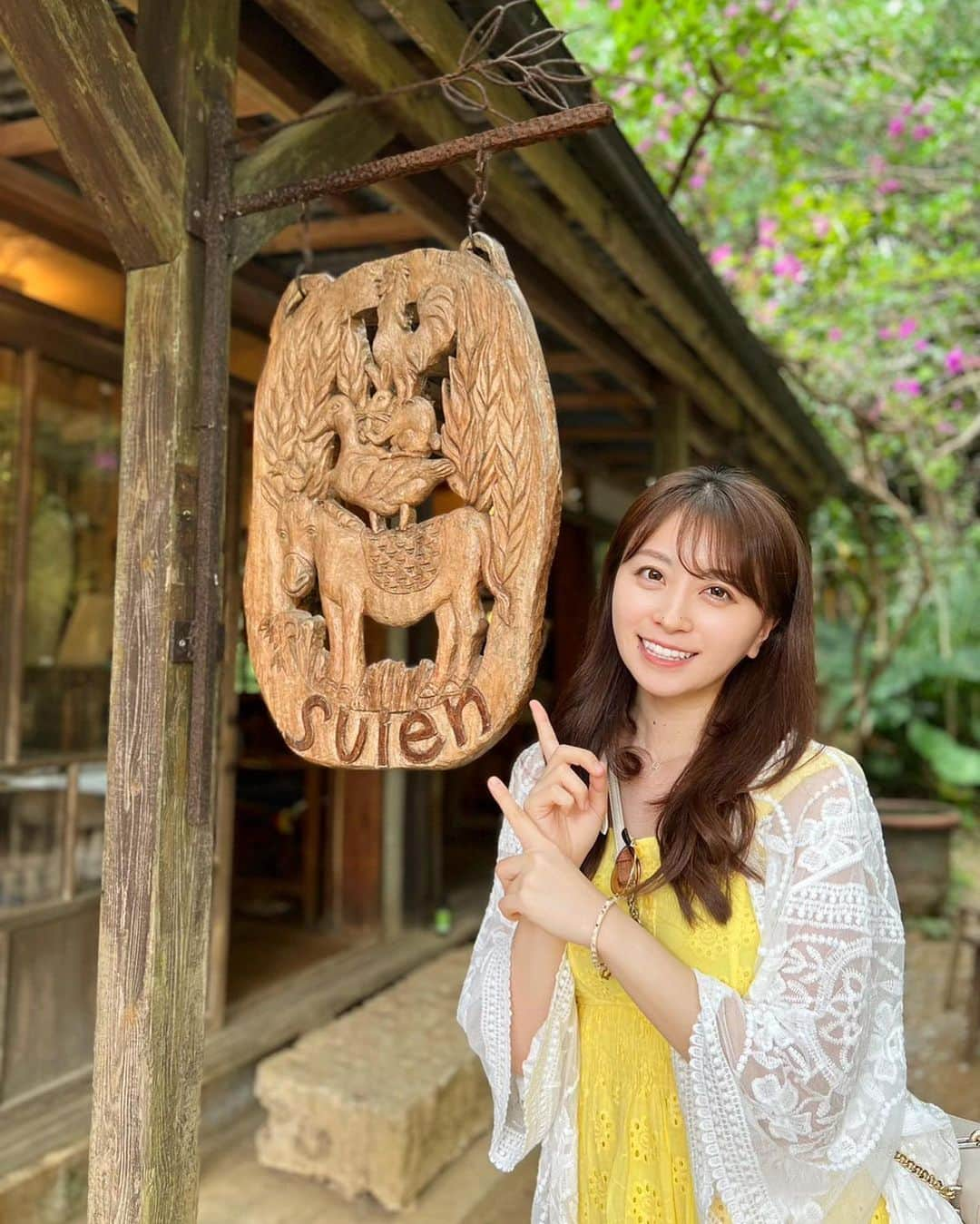 中村優花のインスタグラム：「🌳🌼 _______________________________________  #ユウカとカフェとガジュマルの木☕️🌳  ________________________________  読谷にあるパン屋さん🥐水円🥐 お洒落なフルーツのドリンクで一休み〜🍑  カフェの目の前にある大きなガジュマルの木があるのですが、 神秘的で思わず手を合わせてしまいました🙏✨  連れて行ってくださったフラワーアーティスト🌼のあやさんの背中をパシャリ😏♡  #沖縄#沖縄旅#読谷#読谷村#沖縄カフェ」