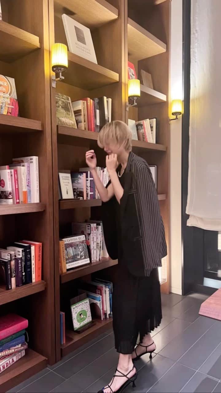 &mのインスタグラム：「清楚な雰囲気を持ち合わせつつカッコよさも取り入れたいわがままを叶えてしまうドレス🖤🩶🤍」