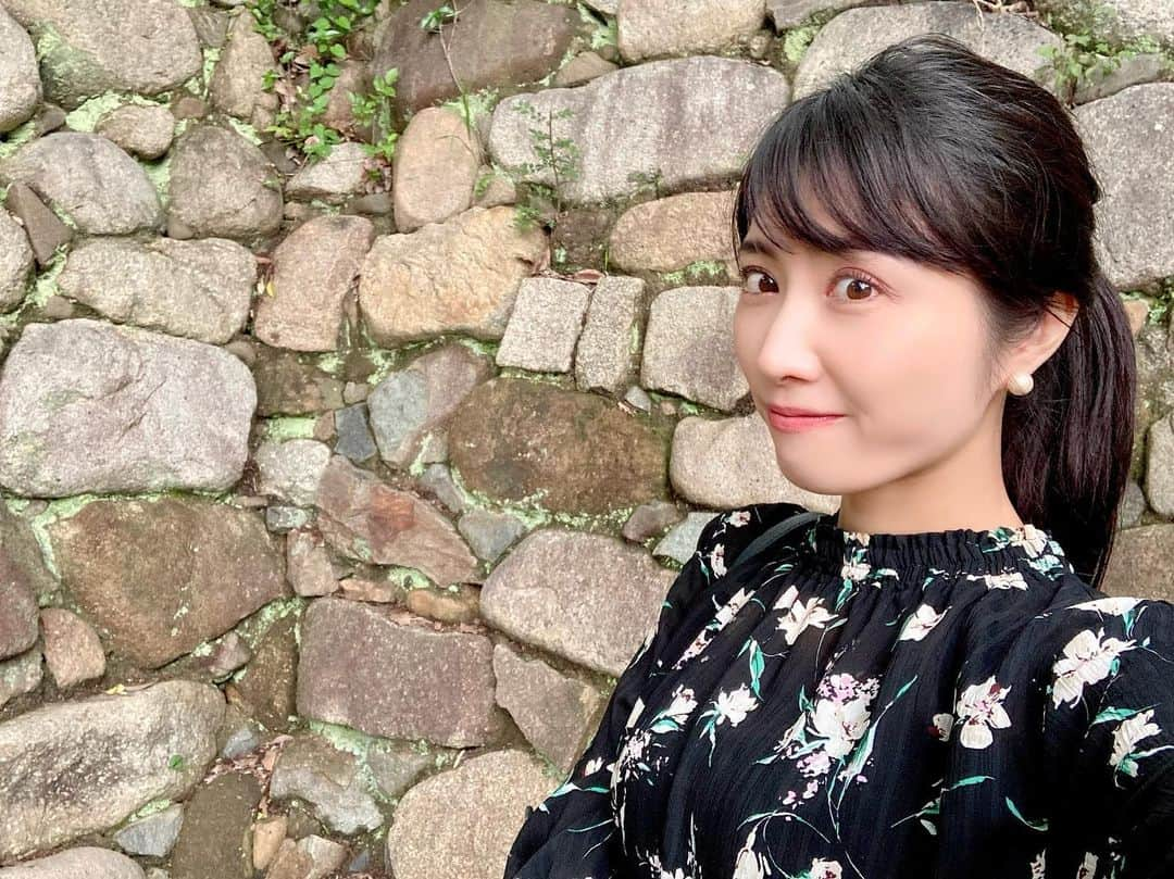 久保井朝美さんのインスタグラム写真 - (久保井朝美Instagram)「🏯 はい、城ポーズ☺️❤️  兵庫県の有岡城✨ 主郭部（お城の中心部分）は 伊丹駅からすぐにあります🏯  織田信長の家臣だった 猛将・荒木村重のお城です🔥  そして 村重が謀反を起こしたとき 説得に訪れた黒田官兵衛が 幽閉されたお城です🔒  1年以上続いた 有岡城の戦いの末、 1579年に落城しました。  荒木村重と黒田官兵衛は どんな気持ちで 有岡城で過ごしていたのか🤔  ちなみに官兵衛が 幽閉されていた場所は ハッキリ特定されていません。  色々な妄想が膨らむお城でした🏯  写真2〜7枚目は 発掘された貴重な遺構🥹  写真4枚目は 石垣に包まれているみたいで お気に入りショットです❤️  写真5枚目の真ん中の石は 墓石を転用したのかな🧐🪦 #転用石  #久保井朝美の異次元の城めぐり #城 #推し城 #有岡城 #有岡城跡 #伊丹城 #荒木村重 #黒田官兵衛 #黒田孝高 #軍師官兵衛 #日本史 #戦国時代 #japanesecastle #japanesehistory #城めぐり #兵庫県伊丹市 #久保井朝美 #気象キャスター #気象予報士 #防災士 #石垣 #野面積み #お城好きな人と繋がりたい」6月14日 22時34分 - asami_k920