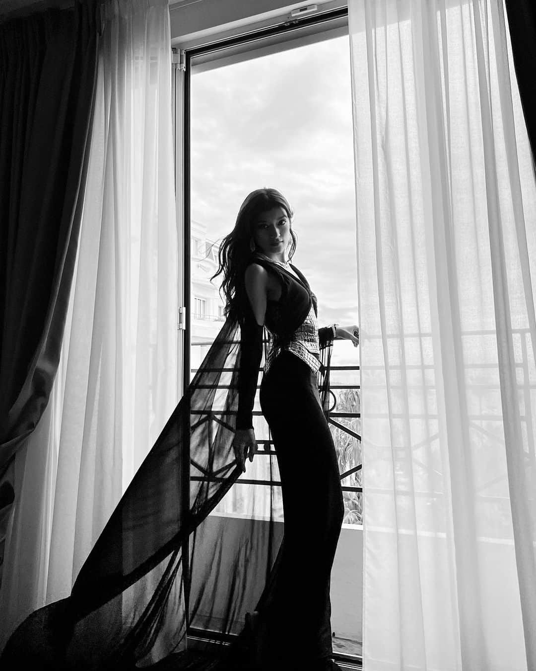 のインスタグラム：「#ROLA WEARING #TOMFORD AT THE 76TH ANNUAL CANNES FILM FESTIVAL IN FRANCE.   #TOMFORD #TFRedCarpet #CannesFilmFestival2023」