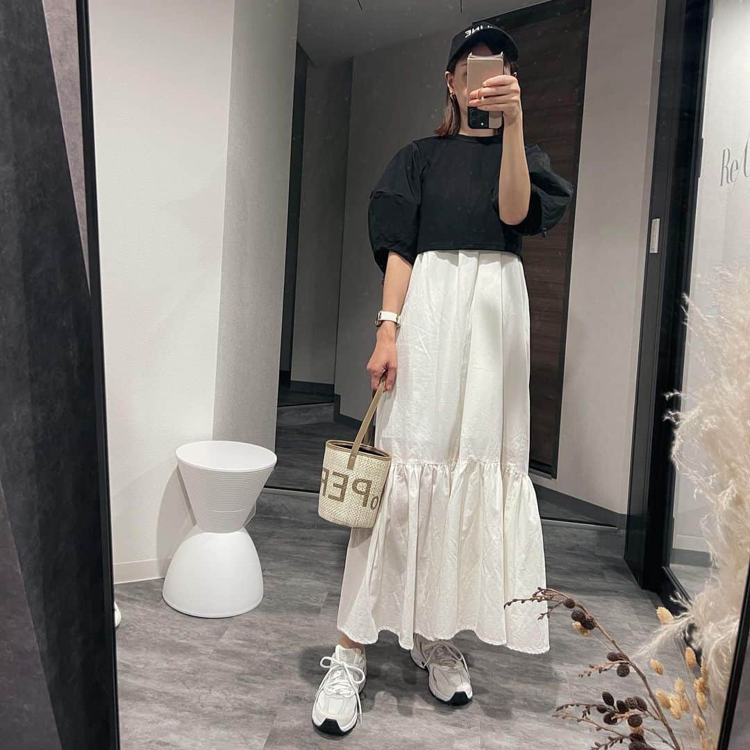 乙黒えりのインスタグラム：「湿気...🫠  さらっとしたコットンワンピで快適🌸抗菌・防臭性に優れたエコ素材でできてて、敏感肌も安心な素材なの。　@rhythmandbalance_official   ニューバランス430が好きすぎてもう一個買ってしまった👟 メッシュの方は朝晩散歩用になってるwサクサク歩ける素晴らしいスニーカー👟👍  #onepiece  @rhythmandbalance_official  #tops @un3d_official  #shoes @newbalance  #bag @atelier_brugge  #ママコーデ#ママファッション#コットンワンピ#スニーカーコーデ」