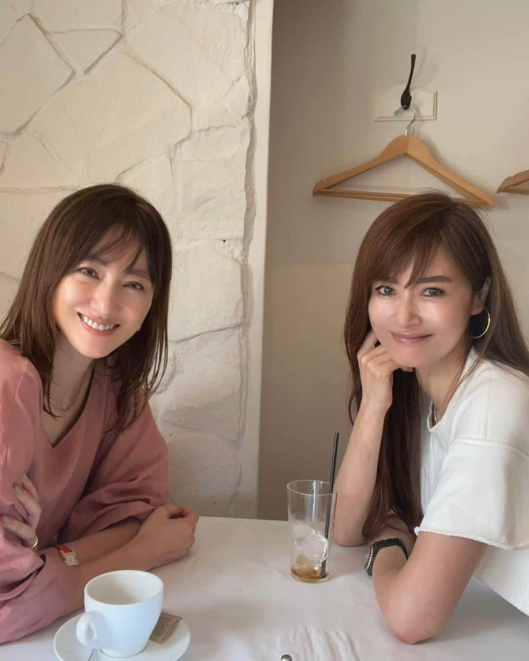 前田ゆかのインスタグラム：「ずっと会いたかった💛 かれこれ12年ぶりに再会した 原志保ちゃん✨ @shihohara   ステキに年齢を重ねて今を楽しんでる志保ちゃん♡  発想力が豊かで面白い事をいろいろ考えて楽しませてくれる👌 なんでも器用にこなす頼れる存在。  同世代❗️年齢を重ねて気になるところなど話せて嬉しかった〜✨(あるあるね)  志保ちゃんと話してるとポジティブで 活力が湧いてきたよ。 いろいろありがとう♡  #再会 #50代 #変わらないイキイキ感 #これからたのしみ #美しさも優しさも変わらない💓」