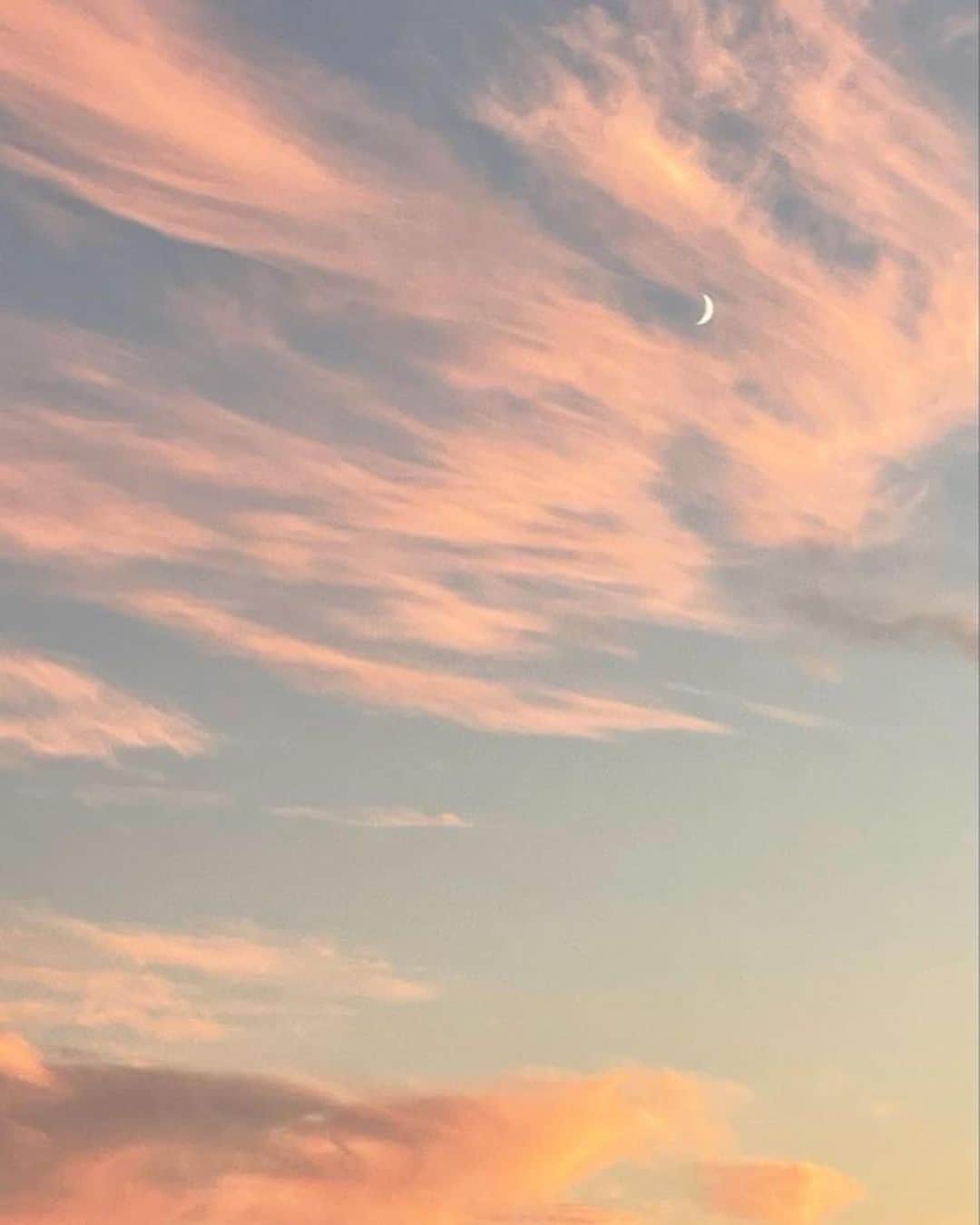 箕迫かなのインスタグラム：「🌅🌅🌅 . . \\🫧気持ちひとつで梅雨も楽しいんかい🌧️//  夏はじめました𓇼𓆡𓆉  いつから始めてもいいんちゃうか夏 自分が夏って思ったらもうそれは夏や🎐.* でも梅雨もおもろいんかい！！ ジメジメで髪の毛うねうねでも気分はアゲアゲなのがいいね✌🏾⤴︎  いっぱいのヒトと会ってお話できる機会が多かった5月がおわって寂しいと思う5月で良かった☺️🫱🏽‍🫲🏾 色んな人の顔がぶわ〜って浮かぶたびうれしいよな〜🫧 帰るときにばいば〜いってするのさみしいっておもってたけど最近はこのばいば〜いがすき🤣🫶🏾 また次会える日まで〜って感覚〜🌼✨ . .」