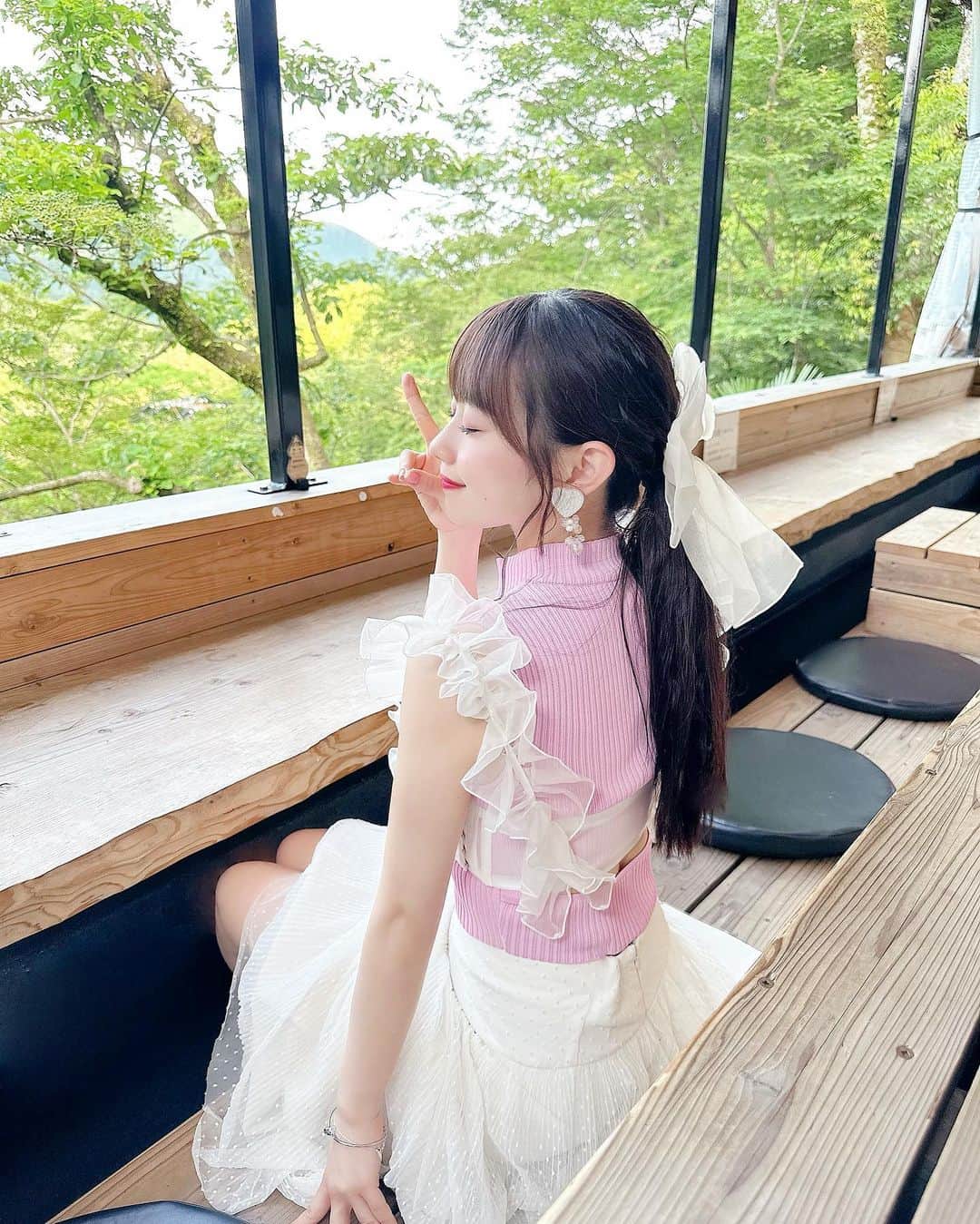 近藤沙瑛子のインスタグラム：「足湯カフェ♨️ 宮ノ下駅降りてすぐ近くにある @naraya_cafe_ ☕️  ご飯も美味しかったし、足湯しながらの食事ってなんだか贅沢すぎた⸝⸝- ̫ -⸝⸝ 景色も綺麗だったなあ  食器もお土産に買ったから今度載せる☺️  #箱根カフェ  #宮ノ下  #宮ノ下カフェ  #足湯  #温泉  #箱根温泉  #箱根旅行  #箱根  #足湯カフェ  #♨️」