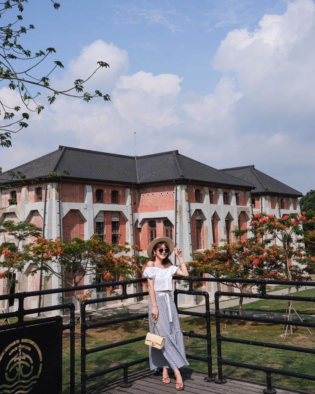 郭圈圈のインスタグラム：「台南有個地方叫「山上」 很可愛的名字😆 這邊有個「山上花園水道博物館」 算是還蠻新的景點 環境幽美～日式百年古蹟建築也很美🇯🇵 參觀時剛好遇到解說人員導覽 覺得聽歷史故事很有趣 - 也有戶外的親子區喔 還有可愛的🪵木頭人（第三張🤎） - 只是！怕熱的人請你們這篇先收藏起來，等秋冬天氣比較涼再來！因為整個園區包含室內都沒冷氣🥵真的很熱（我五月去的） - #山上花園水道博物館 🎫票價：$100 （台南人記得帶身分證，有半價唷） 🚄小火車遊園：$50 - 然後必須到首圖這地方拍照📷 這裡好好看😻😻 #lea_outfit  @marule.official ✨ 官網下單 🔗marumarulea.com」