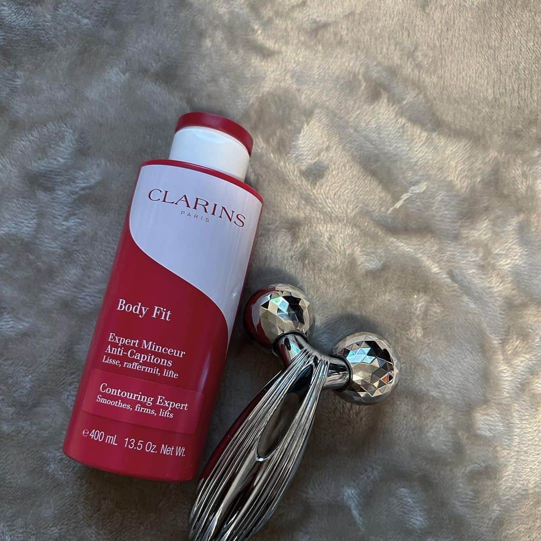 MAOIWATAのインスタグラム：「@clarinsjp のボディケア製品が良すぎて毎日マッサージ続いてる🫶🥹  このbody fitはスースーして めちゃくちゃスッキリするし 伸びが良いから使いやすい♡🙆  体重戻ってきても、 綺麗なラインに戻れるよーに 毎日リンパマッサージしてる🥹 念をこめて…🙄笑笑  リファもめちゃくちゃ使ってるけど 浮腫んでるとこほんまに痛い🤣🤣🤣  運動苦手やけどリンパマッサージと ストレッチなら続けれてる✨😌 筋トレはほんまに苦手…🙄  痩せたいってよりも、 足と二の腕細く綺麗にしたい😤  ラインを綺麗にするのが今年の目標！！  #産後ダイエット #産後ケア #産後ママ #産後ダイエット部 #男の子ママ」