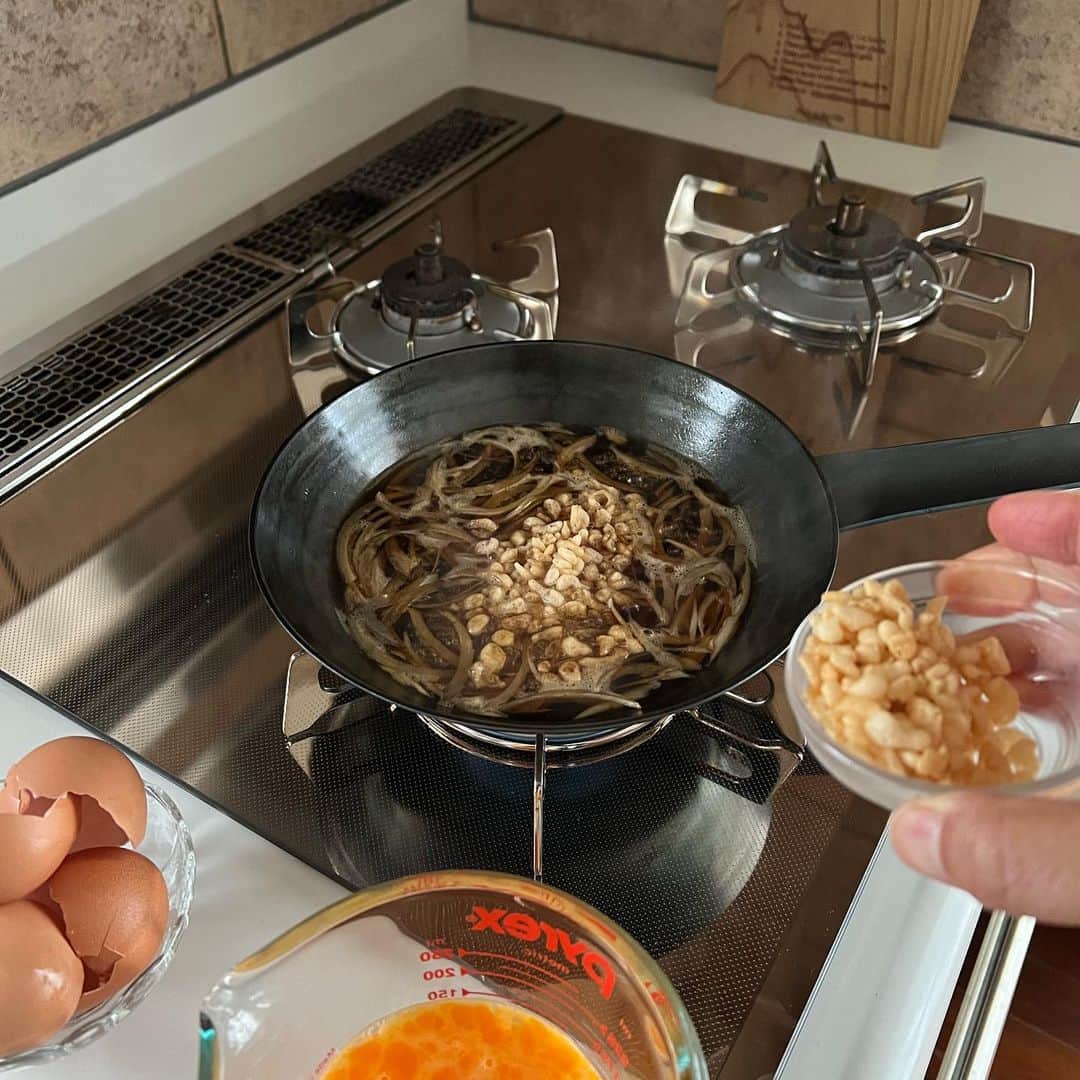 Tesshiさんのインスタグラム写真 - (TesshiInstagram)「天かすたまごとじ丼 Egg rice bowl with tempura bits #yummy #homemade #healthy #donburi #rice #tempura #eggs #おいしい #丼 #天かす #卵 #マカロニメイト #フーディーテーブル #梅雨 #寒暖差 #手作り  卵は2回に分けて加えました。 だし汁60ml〜100ml、しょうゆ大1、みりん大1、玉ねぎ1/4個、天かす大2、卵3個など 60ml~100ml Japanese dashi stock, 1 tbsp soy sauce, 1 tbsp mirin, 1/4 onion, 2 tbsp tempura bits and 3 eggs…  つやつやのお米 @yukitsubakiofficial」6月14日 22時42分 - tmytsm