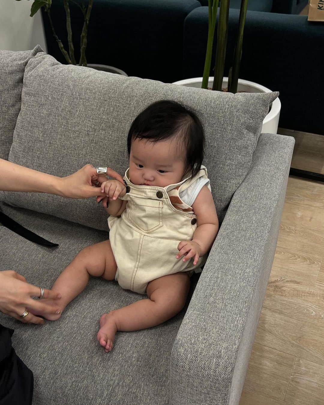 MAOIWATAのインスタグラム：「ミニ社長ご出勤🏢👶  仕事復帰に向けてお話聞きに🥺☝️  あんまり泣かずにいてくれて 助かるんやけど人見知りとか 始まったらこーもいかんのかなあ🥺💭  ミーティング中は寝てくれたり、 落ち着いてて助かった😇♡  帰宅して疲れたのか、 夜は爆睡でした🥺🫶  #男の子 #男の子ママ #男の子ベビー #男の子コーデ #令和5年ベビー #2023年1月生まれ #4ヶ月ベビー #4ヶ月」