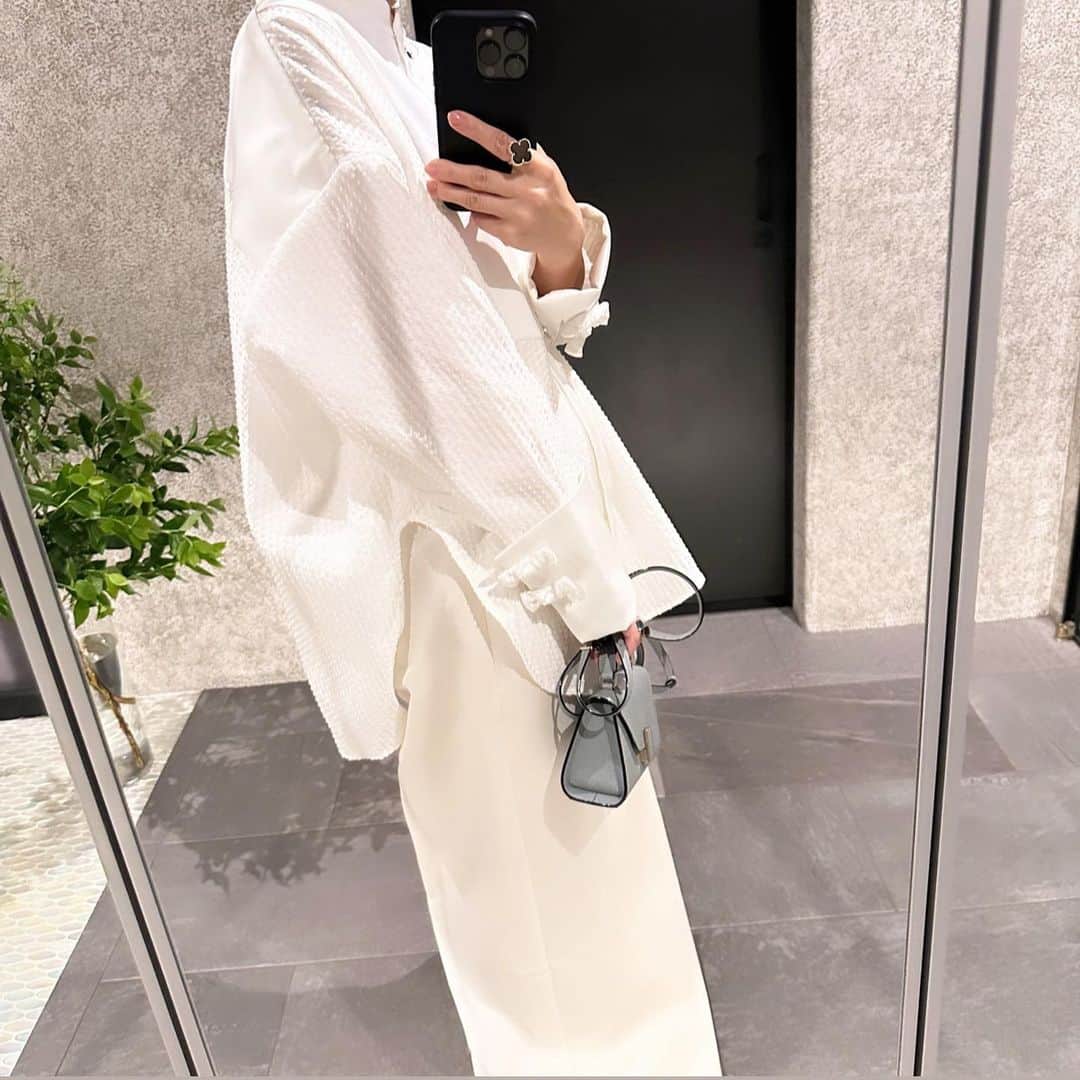 外村久美子さんのインスタグラム写真 - (外村久美子Instagram)「・ shirocon 2033 Aw collection🕊️  ゆったりサラッと羽織れるのに、凛としてカッコイイ。 なのにどこか可愛い。そんなshirtが着たくて✨ それは、自分の理想の女性像がコンセプトみたいなブラウス♡コンパクトなネックラインからボリューム感のあるシルエット、カフスのぷっくりしたリボンや光沢と凹凸のある素材、ディテールの完成度にこだわったブラウスです！  合わせたパンツは、太いバギーシルエットのshiroconの パンツ。今までのコーディネートを、また新鮮に変えてくれるおすすめパンツです👖  ブラウスはwhiteとnavy パンツはivoryとblack  #shirocon  #yori_japan  #タキシードリボンサテンブラウス #ponyサテンバギーパンツ」6月14日 22時39分 - kummy153