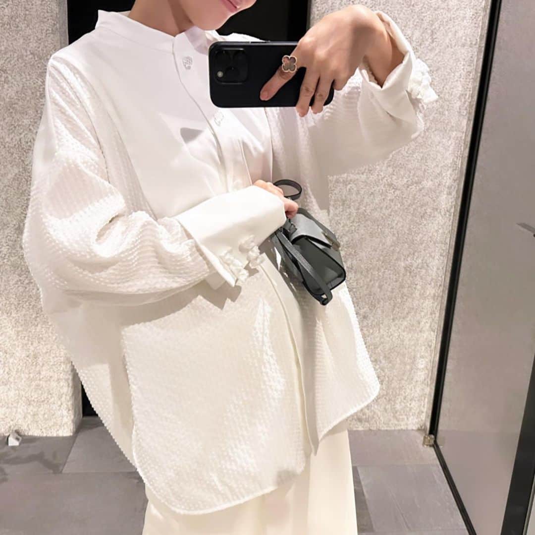 外村久美子さんのインスタグラム写真 - (外村久美子Instagram)「・ shirocon 2033 Aw collection🕊️  ゆったりサラッと羽織れるのに、凛としてカッコイイ。 なのにどこか可愛い。そんなshirtが着たくて✨ それは、自分の理想の女性像がコンセプトみたいなブラウス♡コンパクトなネックラインからボリューム感のあるシルエット、カフスのぷっくりしたリボンや光沢と凹凸のある素材、ディテールの完成度にこだわったブラウスです！  合わせたパンツは、太いバギーシルエットのshiroconの パンツ。今までのコーディネートを、また新鮮に変えてくれるおすすめパンツです👖  ブラウスはwhiteとnavy パンツはivoryとblack  #shirocon  #yori_japan  #タキシードリボンサテンブラウス #ponyサテンバギーパンツ」6月14日 22時39分 - kummy153
