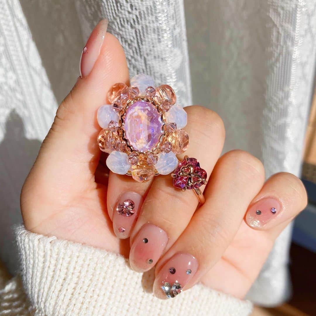 Fukiko-マルベリコのインスタグラム：「ピンクのキラキラネイルとリング💖💍💅  ピンクのビジューネイルと、指輪の煌めきが相性抜群✨ ついつい手元を見てしまいます👀  ハートのリングは新作として制作しました❤︎ 6月末または、7月ごろの販売を予定しています🙇‍♂️」