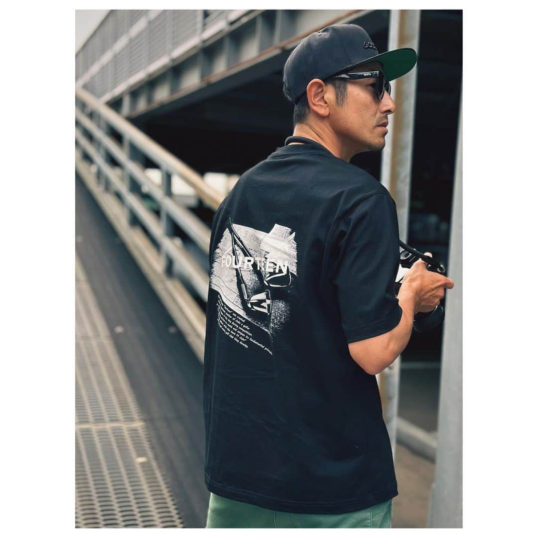 肥野竜也さんのインスタグラム写真 - (肥野竜也Instagram)「＂Golf Apparel＂ ゴルフウェアではありませんが… 新しく発売されたFOURTEENのキャップとＴシャツ！（ゴルフウェアも新しく発売されてます） 練習時はもちろんですが、日常に溶け込むデザインが嬉しい。 大好評と数的にもSOLDOUTの可能性が高いので、気になる方はお早めにオフィシャルサイトを覗いてみてください〜 ⁡ ※アイテム情報や詳しいのはコチラ→ @fourteengolf_official ⁡ #ゴルフ #ゴルフ動画 #ゴルフウェア #ゴルフアパレル #メンズファッション #メンズカジュアル #ファッション #私服 #パパコーデ #メンズモデル #フォーティーン #golf #hinogolf #mensfashion #menstyle #fashion #golfwear #golfapparel #fourteen」6月14日 22時42分 - tatsuya_hino