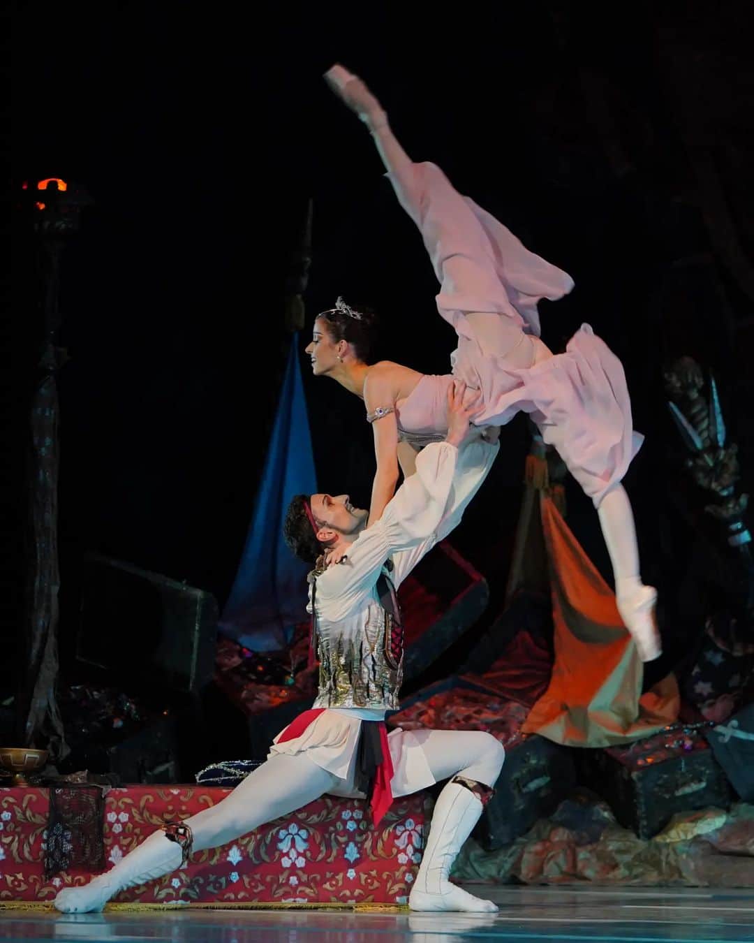 マリア・コーレワのインスタグラム：「One of the favorite scenes from "Corsaire" - love duet of Medora and Konrad in pirates' cave 🗡 So light,  tender and carefree 💕 With Medora's light dress flowing with her movements it very much gives the summer vibes ☀ Thanks a lot @romanbelyakov_mt for partnership and @anfffoto for pictures 🥰  Одна из любимых сцен "Корсара" - любовный дуэт Медоры и Конрада в пиратском гроте 🗡 Такой легкий, нежный и беззаботный 💕 Хитон Медоры, так красиво развевающийся от её танца, придает дуэту очень летнее настроению ☀ Большое спасибо @romanbelyakov_mt за партнерство и @anfffoto за фотографии 🥰」