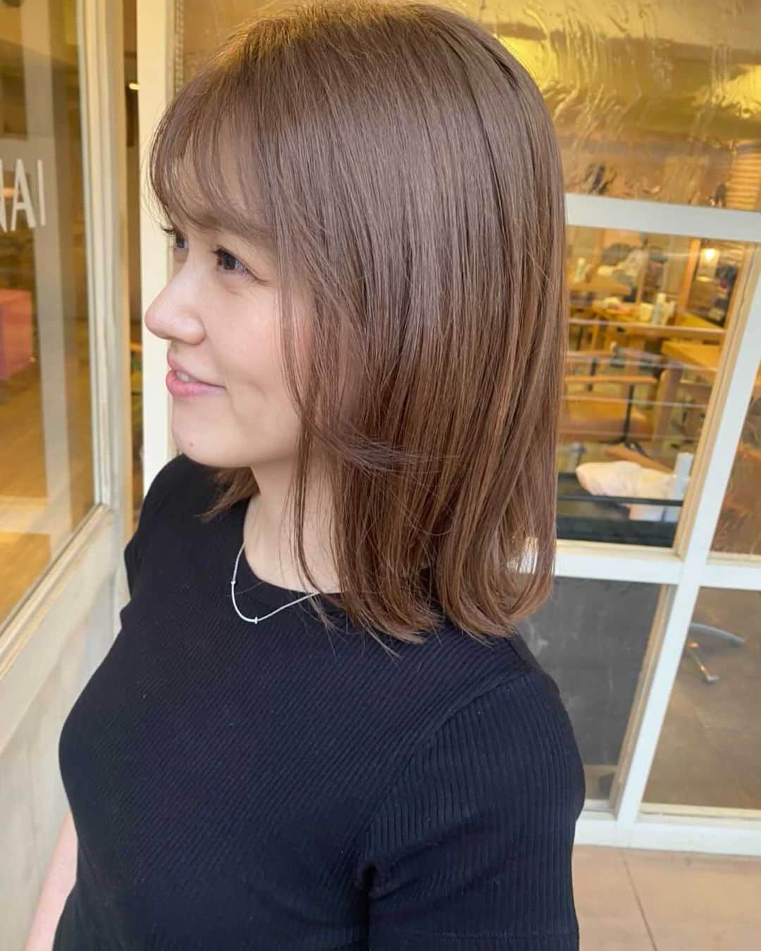 三島ゆかりのインスタグラム：「カラーが抜けて金髪になりすぎてたのでメンテナンスしてきました💁‍♀️✨ ほのかにピンク感じたいって言ったら理想の仕上がりでありがとう @eriiiica2 💖 いつも最後に店前で写真いっぱい撮ってくれるんやけどノーマルカメラきついから1枚だけwww 今かわいいかわいいて言いながら写真撮ってくれるのたぶんエリカちゃんしかおらん🤣 今日もありがとう〜🫶  #ミルクティーベージュ #ピンクベージュ #ボブ #託児所付き美容室 #ありがとう #三島ゆかり #ゆかりんご #ノーマルカメラ #正面きつい笑 #一児のママ #美容day #ワンオペ育児 #ストレス発散」