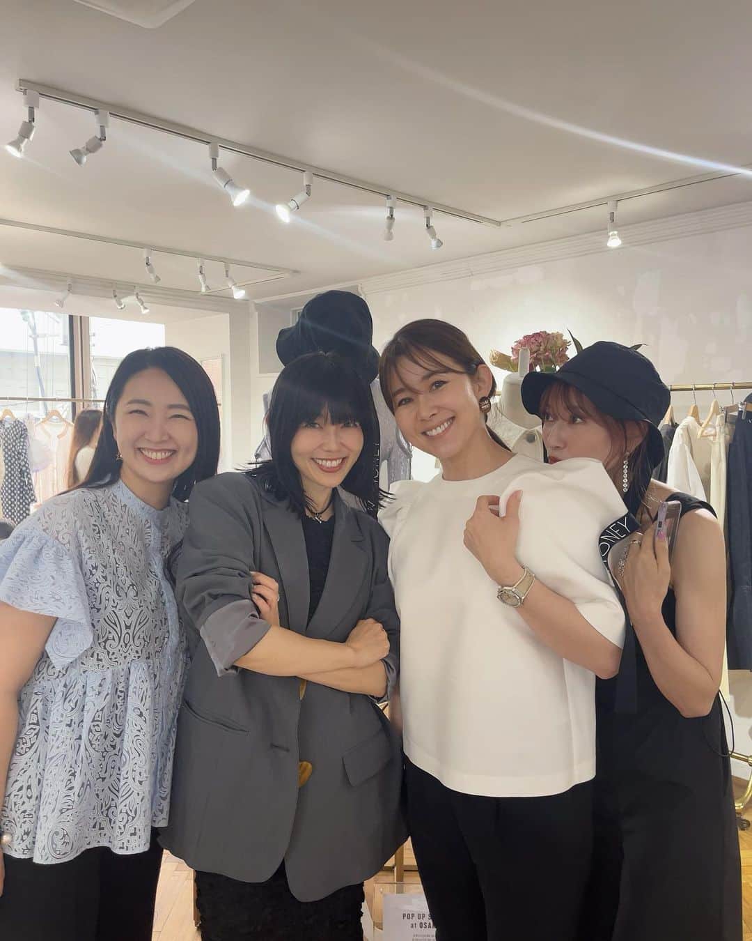 簑島三佳のインスタグラム：「大阪POP UP STORE  大切なお時間を使ってご来場してくださり、本当にありがとうございます  久々のお客様や友達にも会えて とても幸せな三日間でした  手伝ってくれたスタッフも本当にありがとう！  来れなかった方は是非次こそ会えますように♡  予約受注会でも沢山のオーダーをいただき、 スタッフ一同感謝しています  秋のアイテムは7月から入荷予定  楽しみにしていてください♡  やっと怒涛の日々が落ち着き、返信出来ていないメッセージなども返していこうと思います！(ごめんなさい〜💦)  @honeymihoney_official  @maison.ellie_official  #HONEYMIHONEY #MAISONELLIE」