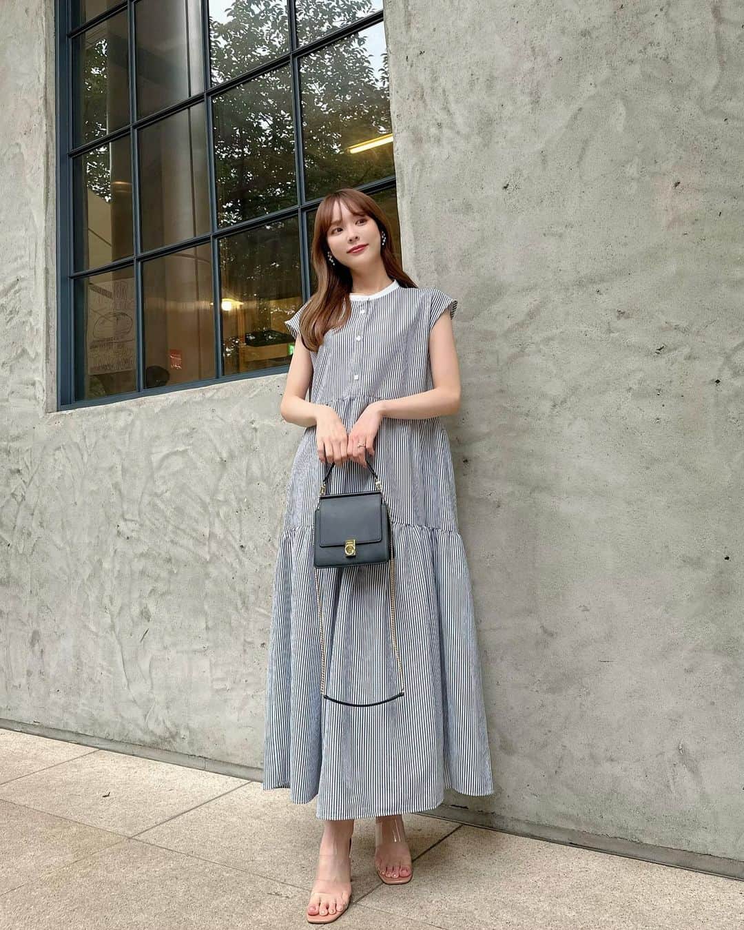 磯田 ひかる(Hikaru Isoda) のインスタグラム：「こんばんは🌙 雨降ったり降らなかったり謎な天気が続きますね🥹  ジメジメ暑い日はもうノースリ着ちゃいます😵‍💫🪽 暑がりなので夏がどうなることやら、、、  【着用アイテム】 Dress @classicalelf_official  バックリボン ティアードワンピース 28%OFF ブラック サイズM ¥4,998税込  Shoes @zara  Bag @polene_paris   ------------------------------ picaru：162cm / 骨格ウェーブ 1st ブライトスプリング 2nd ブライトサマー  大人可愛いスタイルアップコーデ ヘアメイクを合わせた トータルスタイリングを提案🤍  不定期にストーリーで ファッションお悩み相談募集中🥰 ------------------------------  他の投稿を見る→【@picaruuu】」