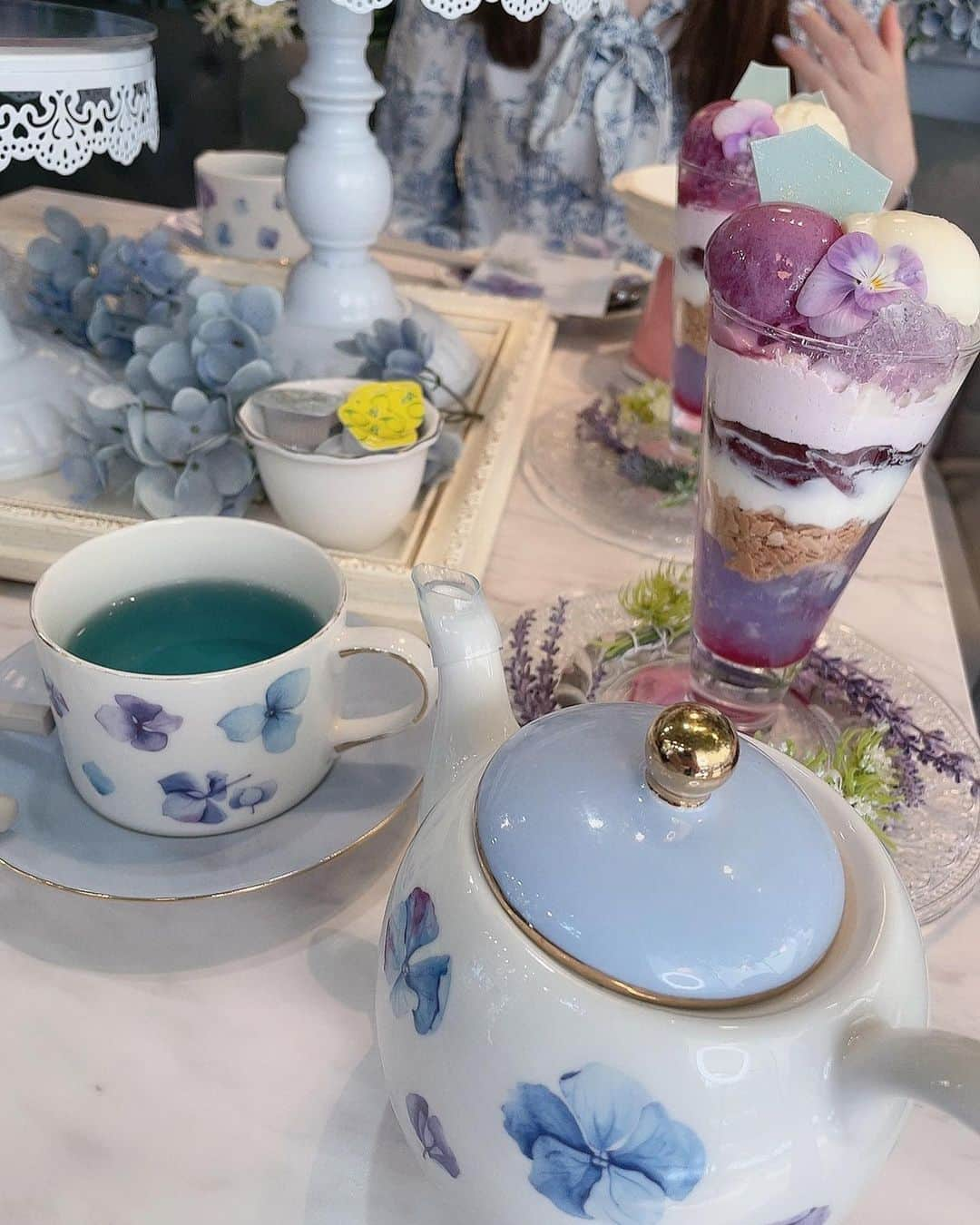 璃乃さんのインスタグラム写真 - (璃乃Instagram)「水色のカフェ🍰🩵#hautecouturecafe #可愛い #afternoontea #映え #cafe #sweets #中目黒カフェ #中目黒 #アイドル #follow #snidel #ワンピース #code #梅雨 #水色 #idol #グラビア #紫陽花 #あじさい #flower #カフェ #カフェ巡り#grl #grlコーデ #メイク #バタフライピー #dior」6月14日 22時50分 - oshirinn6