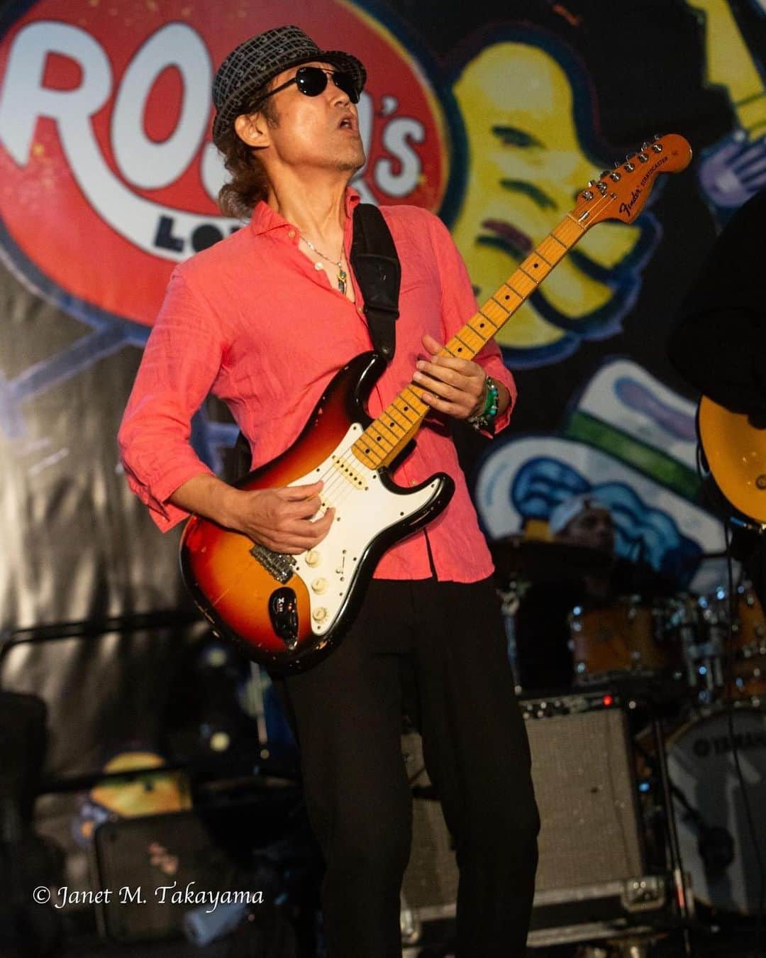 菊田俊介のインスタグラム：「At Chicago Blues Festival with Gerald McClendon. Photos by Janet Mami Takayama. #chicagobluesfestival #chicago #chicagoblues #liveblues #shunkikuta」