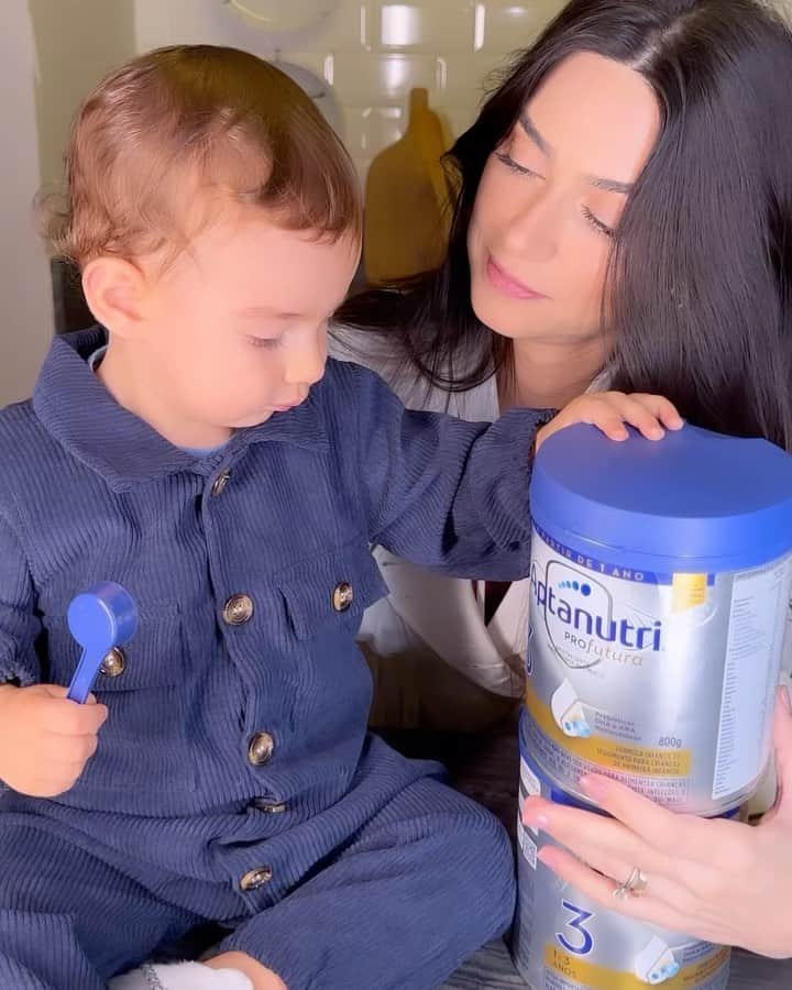 Thaila Ayalaのインスタグラム：「Você lembra dos planos que fez antes de ser mãe? Deixa eu ver se adivinho, foram tantos planejamentos, mas na prática precisaram ser ajustados, certo?  Cada criança tem uma necessidade e é preciso acompanhar o rápido desenvolvimento delas!  Pensando nas necessidades das crianças brasileiras de 1 a 3 anos, a Danone desenvolveu a fórmula infantil @aptanutribrasil com quantidade equilibrada de nutrientes, como o DHA e ARA que contribuem para o desenvolvimento motor, cognitivo e visual. Além de possuir exclusivos prebióticos que auxiliam na imunidade e no trato intestinal!  O MINISTÉRIO DA SAÚDE INFORMA: O ALEITAMENTO MATERNO EVITA INFECÇÕES E ALERGIAS E É RECOMENDADO ATÉ OS 2(DOIS) ANOS DE IDADE OU MAIS.  O produto mencionado não contém glúten.  Consulte sempre seu médico e/ou nutricionista. #publicidade」