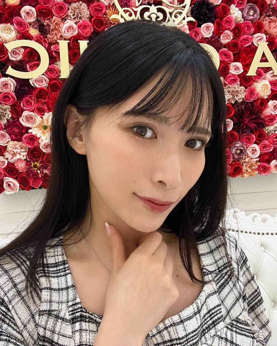 JILLさんのインスタグラム写真 - (JILLInstagram)「A CLINICの新宿院 @aclinic_shinjuku で 戸田先生 @aclinic_toda  に年いちのメンテナンスで Aスレッドを施術して頂きました！ 口元のたるみやほうれい線は気をつけていても どうしけても出てしまうものだから 日頃のケアにプラスして やっぱり医療に頼るのも効果的かなって思います🥰 ナチュラルに引き上げて下さる のでやりすぎ感が無くて好きな施術です✨️  新宿院は駅に直結なので 行きも帰りもアクセスいいし、 院内はとってキレイでホテルみたい✨️ 病院感強いと怖く感じる方も安心するんじゃないかな☺️  カウンセリングも担当の先生が見てくださって 施術前にもちゃんと施術内容をわかるように ちゃんと教えて下さるので カウンセリング終わったあとも気になる事は 直接確認出来るのが優しい✨️ 緊張しちゃって聞けなかった！って事が 無いようにして下さるよ✨️  今回はメンテナンスって気持ちだったんだけど 戸田先生、顔見た瞬間ここら辺ね☺️💡 ってちょっと気になるなーって部分も 速攻言い当てて下さるんだよなぁ😳  施術中は麻酔もしっかり体調気遣ってかけて下さるし 看護師の方が優しく励ましてくれる…！！ ビビりにはこの一体感ありがたい🥹 ずっとトントンしてくれてもはや赤ちゃん… ホスピタリティ🙏✨️  施術後のケアも教えてくれるから 前回も術後の腫れや痛みはほとんど感じなかった！  美容意識高まってきたので 次回はダーマペンとか肌管理系も試してみたいな…！！ せっかくだしいい状態キープしたいな✨️  ダウンタイムはいつもよりお顔を労りながら 優しいケアしつつ、経過また投稿します🥰  #aスレッド #糸リフト #aclinic #aclinic銀座 #aclinic横浜 #aclinic新宿 #aclinic名古屋 #aclinic大阪 #aclinic福岡 #aclinic池袋 #acllinic仙台 #aクリニック #エークリニック#小顔 #リフトアップ #スレッドリフト #小顔整形 #たるみ改善 #美容外科 #美容皮膚科 #美容クリニック  #戸田貴之」6月14日 22時53分 - jill_g.e