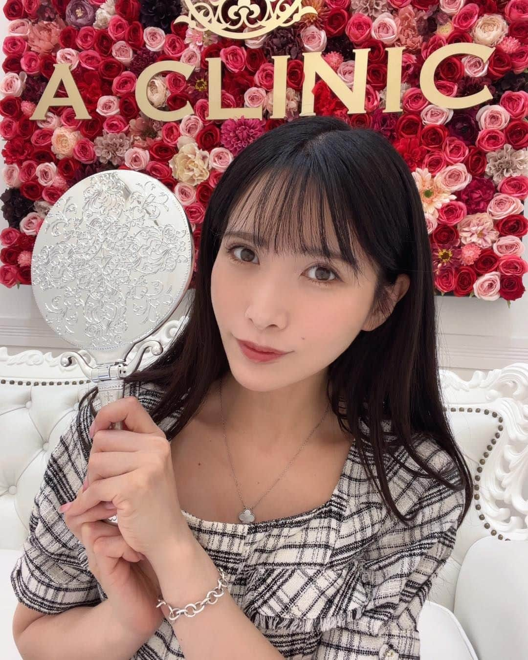 JILLさんのインスタグラム写真 - (JILLInstagram)「A CLINICの新宿院 @aclinic_shinjuku で 戸田先生 @aclinic_toda  に年いちのメンテナンスで Aスレッドを施術して頂きました！ 口元のたるみやほうれい線は気をつけていても どうしけても出てしまうものだから 日頃のケアにプラスして やっぱり医療に頼るのも効果的かなって思います🥰 ナチュラルに引き上げて下さる のでやりすぎ感が無くて好きな施術です✨️  新宿院は駅に直結なので 行きも帰りもアクセスいいし、 院内はとってキレイでホテルみたい✨️ 病院感強いと怖く感じる方も安心するんじゃないかな☺️  カウンセリングも担当の先生が見てくださって 施術前にもちゃんと施術内容をわかるように ちゃんと教えて下さるので カウンセリング終わったあとも気になる事は 直接確認出来るのが優しい✨️ 緊張しちゃって聞けなかった！って事が 無いようにして下さるよ✨️  今回はメンテナンスって気持ちだったんだけど 戸田先生、顔見た瞬間ここら辺ね☺️💡 ってちょっと気になるなーって部分も 速攻言い当てて下さるんだよなぁ😳  施術中は麻酔もしっかり体調気遣ってかけて下さるし 看護師の方が優しく励ましてくれる…！！ ビビりにはこの一体感ありがたい🥹 ずっとトントンしてくれてもはや赤ちゃん… ホスピタリティ🙏✨️  施術後のケアも教えてくれるから 前回も術後の腫れや痛みはほとんど感じなかった！  美容意識高まってきたので 次回はダーマペンとか肌管理系も試してみたいな…！！ せっかくだしいい状態キープしたいな✨️  ダウンタイムはいつもよりお顔を労りながら 優しいケアしつつ、経過また投稿します🥰  #aスレッド #糸リフト #aclinic #aclinic銀座 #aclinic横浜 #aclinic新宿 #aclinic名古屋 #aclinic大阪 #aclinic福岡 #aclinic池袋 #acllinic仙台 #aクリニック #エークリニック#小顔 #リフトアップ #スレッドリフト #小顔整形 #たるみ改善 #美容外科 #美容皮膚科 #美容クリニック  #戸田貴之」6月14日 22時53分 - jill_g.e