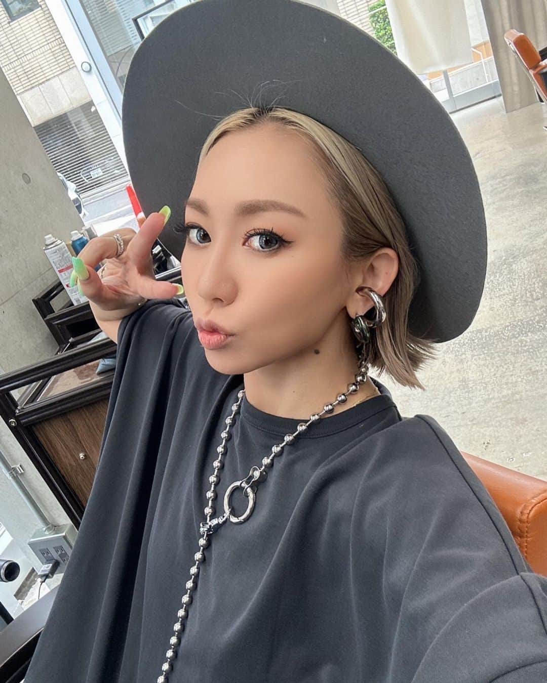 倖田來未のインスタグラム：「. @hair_ism にて、世間話💛からのシャンプー買ってーからの🚶‍♀️ ⁡ #kodakumi #倖田來未」