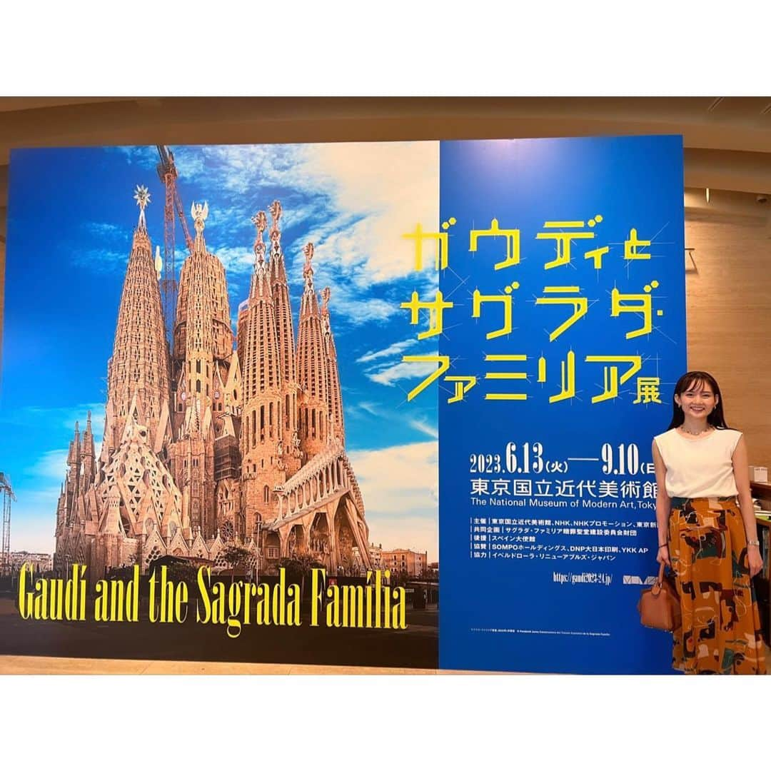 伊藤友季子のインスタグラム：「⛪️💫🕊️🌞 　 Gaudi and the Sagrada Familia ガウディとサグラダ・ファミリア展 @gaudi2023_24  　 見に行きたいなと思っていた展覧会！ @sfumartofficial さんにご招待いただき 行ってきました.·˖* 　 ガウディの代表作として有名な 未完の建築、サグラダ・ファミリア。 2005年頃にバレエ団のツアーで 訪れたことがありましたが、 あれからどんどん工事が進んでいます🏗️ 2026年に完成予定と言われているので、 見られるのが待ち遠しいです！ 今あるようなIT技術もなく、 全て手書きや模型で設計していた時代から 140年以上もガウディの意志を受け継いで 作り続けているなんて凄い📝 　 展示されている100点を超える 貴重な図面、模型、映像などの資料を通して （城田優さんの音声ガイドも良かった🎧） 今までほとんど知らなかった ガウディの建築家としての思想に触れて ますます彼が作り出す世界観に興味を持ちました。 特に自然からインスピレーションを受けていることが 多いことも知り納得しました🌳 「神秘の森」と呼ばれている大聖堂内は 森の中にいるみたいで 光が木漏れ日のように降り注いでくる 息を呑むほど美しい空間✨ 　 またバルセロナに行って サグラダ・ファミリアやグエル公園など ガウディ巡りをしたくなりました🍃 そしてスペイン料理も食べたくなりました🥘笑 　 　 “Anything created by human beings is already in the great book of nature.” 　 ーAntonio Gaudi 　 　 　 #gaudi #sagradafamilia #museum #ガウディとサグラダファミリア展 #ガウディ展 #アントニガウディ #ガウディ #サグラダファミリア #建築 #東京国立近代美術館 #美術館 #art #pr」