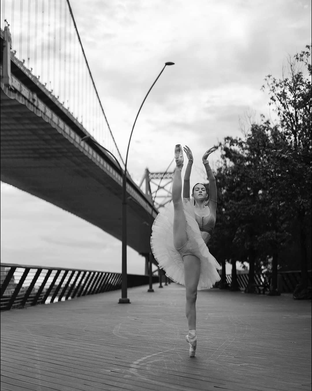 ballerina projectのインスタグラム：「𝐒𝐲𝐝𝐧𝐞𝐲 𝐃𝐨𝐥𝐚𝐧 in Philadelphia.   @sydney_dolan_ballet #sydneydolan #ballerinaproject #racestreetpier #benfranklinbridge #philadelphia #ballerina #ballet #tutu #pointes   Ballerina Project 𝗹𝗮𝗿𝗴𝗲 𝗳𝗼𝗿𝗺𝗮𝘁 𝗹𝗶𝗺𝗶𝘁𝗲𝗱 𝗲𝗱𝘁𝗶𝗼𝗻 𝗽𝗿𝗶𝗻𝘁𝘀 and 𝗜𝗻𝘀𝘁𝗮𝘅 𝗰𝗼𝗹𝗹𝗲𝗰𝘁𝗶𝗼𝗻𝘀 on sale in our Etsy store. Link is located in our bio.  𝙎𝙪𝙗𝙨𝙘𝙧𝙞𝙗𝙚 to the 𝐁𝐚𝐥𝐥𝐞𝐫𝐢𝐧𝐚 𝐏𝐫𝐨𝐣𝐞𝐜𝐭 on Instagram to have access to exclusive and never seen before content. 🩰」