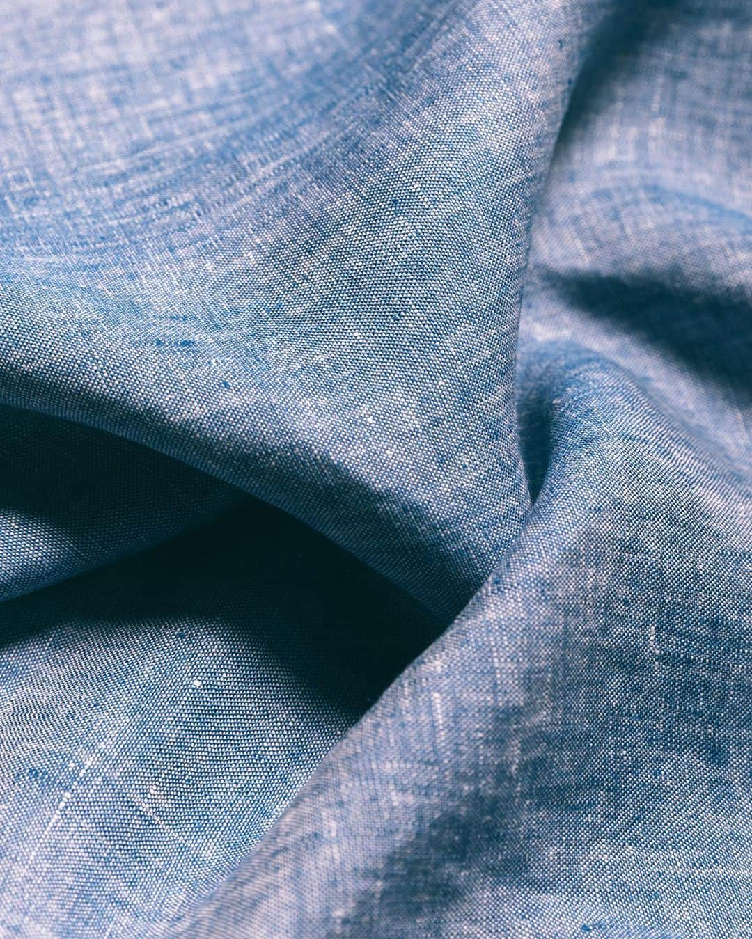 ギットマンブラザーズさんのインスタグラム写真 - (ギットマンブラザーズInstagram)「4.4oz 100% linen, just like nature intended. As summer ramps up we’re reaching for our Chambray Linen more and more #MadeInUSA」6月14日 23時05分 - gitmanvintage