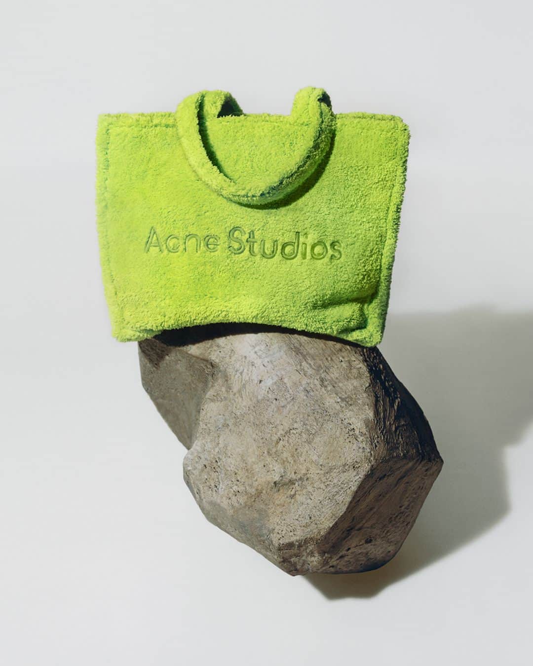Acne Studiosさんのインスタグラム写真 - (Acne StudiosInstagram)「Our Logo Tote bag: oversized, fuzzy, and poisonously green. Discover the first arrivals from the #AcneStudios summer edit, available now.⁣ ⁣ Photographer: #JeanMarieBinet (@JimBiners)⁣ Set designer: #AliceKirkpatrick (@Alicekpk)」6月14日 23時18分 - acnestudios