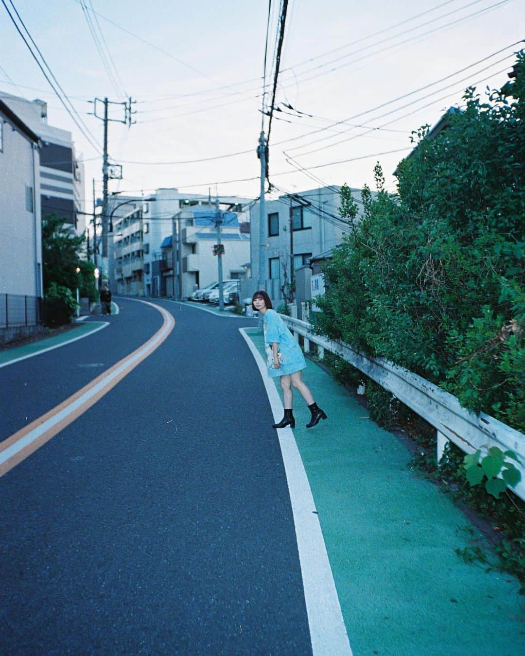Yuma Takatsukiさんのインスタグラム写真 - (Yuma TakatsukiInstagram)「. . . film . . . . . . 北海道来て毎日写真を撮ってます。 いろいろ勉強にもなるしありがたいな。 ⁡ 明日は5時から撮影なのでがんばります！ ⁡ それでは今日もお疲れさまでした！ . Tokyo／Japan . -----------------------------------------  ITTOKO写真展『ほな、いっとこ！』 vol.4 　　　　　　　　　　　　　　　〜FIND〜  会期 : 2023.06.28(水)〜07.03(月) 時間 : 12:00〜20:00 　　　(初日は14:00~,最終日は18:00迄) 場所 : イロリムラ 2F 〒 530-0016 大阪府大阪市北区中崎1丁目4番15号  ----------------------------------------- . #フィルムカメラで残す日常  . ―――――――――――――――――――――――――― 関西を中心にフリーランスで活動しています。 Web広告、個人撮影、家族撮影、PR撮影など、 6月以降の撮影依頼募集中です。 ⁡ ⁡Yuma Takatsukiオリジナルプリセットも販売中です。 ⁡プロフィールのポートフォリオサイトからご覧下さい。  またフォトサークルITTOKOという活動をしています。 ⁡ハイライトに色んなイベントをまとめています。 ――――――――――――――――――――――――――」6月14日 23時12分 - yu_umaa06