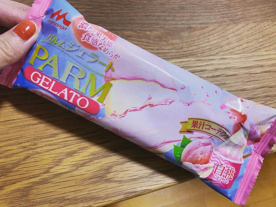 前田玲奈さんのインスタグラム写真 - (前田玲奈Instagram)「#森永 #morinaga #palm #パルムジェラート #白桃 わたくしの恋人、初夏の装いです🥰 個人的にはいつものが好きだけど〜、これはこれで新鮮っていうか〜？♡ なんでも似合うっていうか〜？？？ やっぱりバニラの味わいから人徳がでてるっていうか？？？ ふふふふふ…😉  #アイ活 #アイスフェアリー #アイスフェアリー前田 #icecream #アイスクリーム」6月14日 23時13分 - maedarena_ice