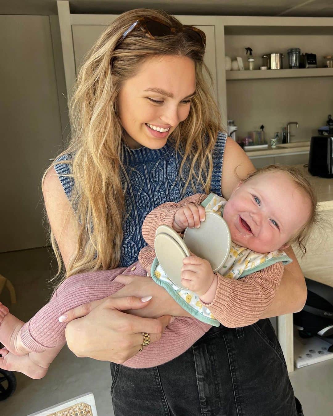 ロミー・ストリドのインスタグラム：「Weekdump 1. My not so Little baby 💖 2. Party party 3. Family walk with the best dad @laurensvleeuwen  4. @naetur shoot, can't wait for these bikinis to come out 👙  5. Fitcheck 6. Little nap on the couch with June 7. Pool time w babies」