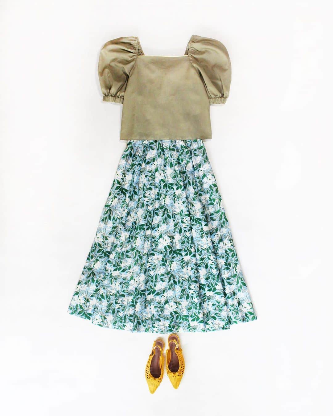 丸山敬太さんのインスタグラム写真 - (丸山敬太Instagram)「\ 明日発売！/ . 明日6月15日(木)より、新作「Jasmine」シリーズを発売いたします💠  ✔️ Jasmine SK ¥69,300 (intax)  ボリュームのでやすいギャザースカートですが、 ランダムに入れたウエストのタックが、すっきりとした美しいシルエットを叶えてくれます。🌿  ■発売日 6/15(木)発売！ ・10:00〜 ケイタマルヤマ オンラインストア/ KEITAMARUYAMA 阪急うめだ本店 / MAISON de MARUYAMA神戸別邸 ・12:00〜 MAISON de MARUYAMA丸山邸  ■ 6/15(木) 19:30〜 INSTA LIVE 決定 !! ケイタマルヤマ オフィシャルアカウント　( @keitamaruyama_official )にて配信いたします！ 是非ご覧ください🤍  ー 📞 お問合せ先 🛒　ー  【丸山邸 MAISON de MARUYAMA 】 〒107-0062 東京都港区南⻘山4-25-10 TEL: 03- 3406-1935 MAIL:info@store-keitamaruyama.com  【 KEITAMARUYAMA 阪急うめだ本店 】 〒530-8350 大阪府大阪市北区角田町8番7号 TEL:  06-6313-0605 （直通）  【MAISON de MARUYAMA 神戸別邸 】 〒651-8511 神戸市中央区小野柄通8-1-8 神戸阪急　新館3F （神戸国際会館側上りエスカレーターの目の前です） TEL：078-200-7317（直通）  #keitamaruyama #ケイタマルヤマ #新作 #ジャスミン #麻スカート」6月14日 23時14分 - keitamaruyama_official