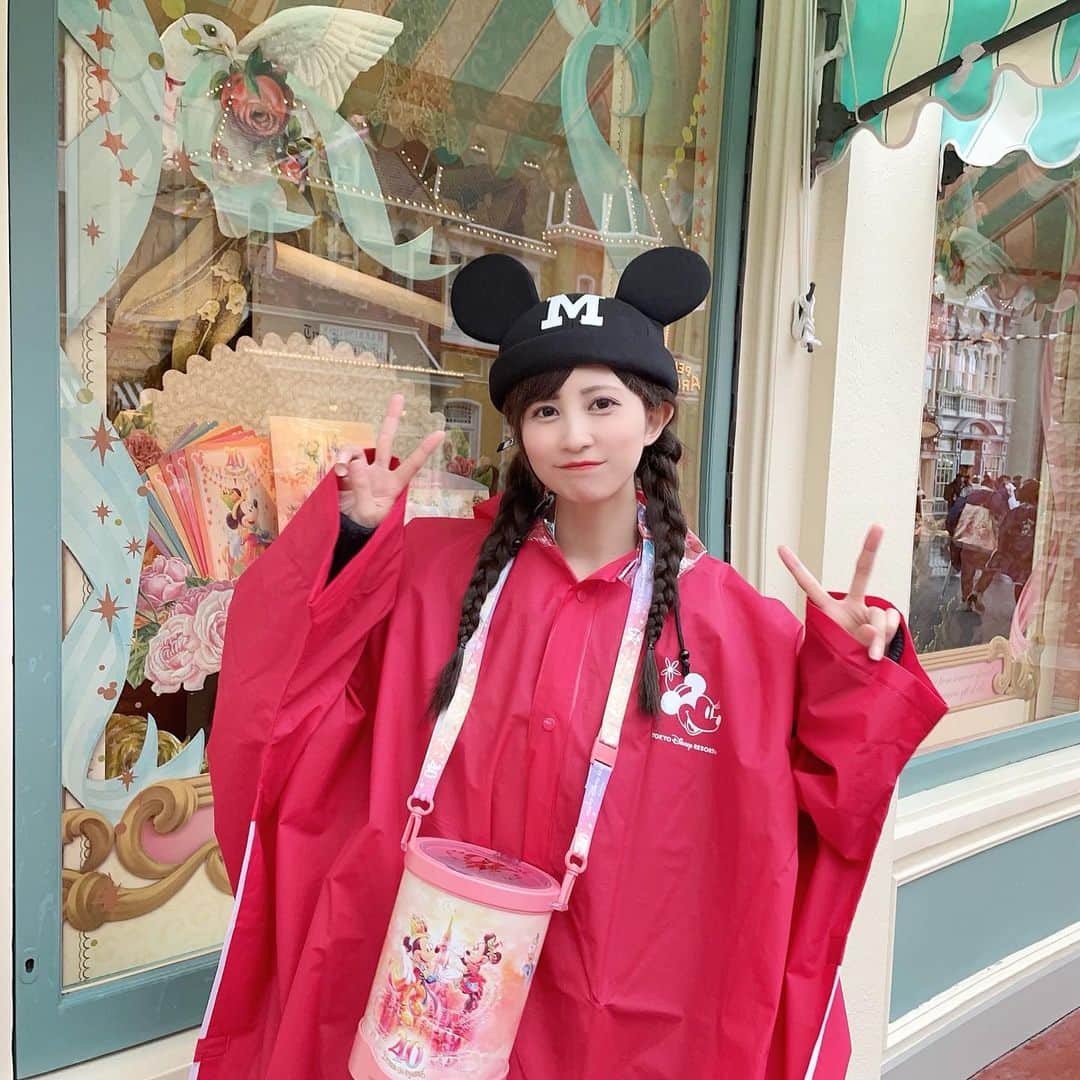 金澤有希のインスタグラム：「雨の日ディズニーも悪くない☂️ （いや、出来れば晴れてほしい）  #ディズニー #ディズニーコーデ #ディズニーランド #ディズニーフード #ディズニーグッズ #ディズニー写真部 #ディズニー部 #雨の日ディズニー」