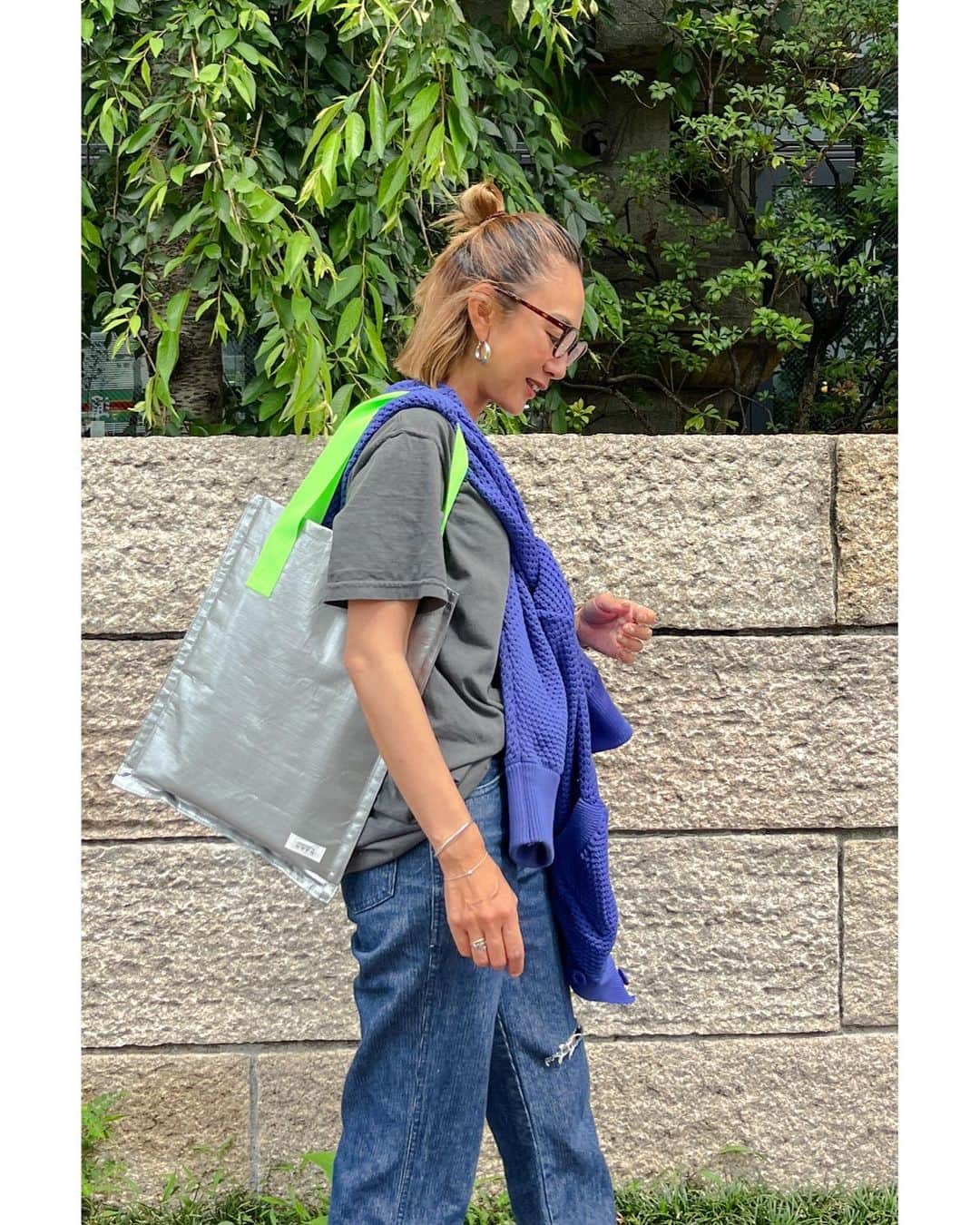 土井地恵理子さんのインスタグラム写真 - (土井地恵理子Instagram)「・ 最近は撥水のお洋服も多くて 雨の日助かる◡̈ cardigan @the_newhouse  bag & shoes @h.v.f.n   カットオフの短めデッドストックdenimは 宮崎の @acejeans2021_vintage_denim から👖 最近いちばん履いてるやつ 短めだと雨の日引きずらないのがいい  気圧低くて 毎日頭痛いんですけど🫥  #雨の日コーデ #hvfn #newhouse #daniellaandgemma」6月15日 6時30分 - ericodoiji