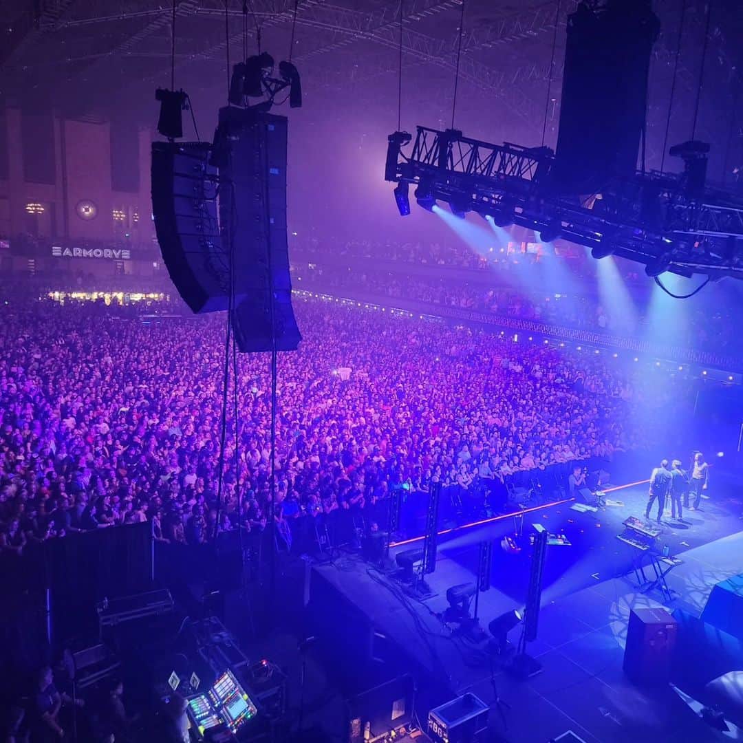 リヴァース・クオモのインスタグラム：「Minneapolis, MN 6-13-23. First indoor show of the tour and it felt good. Really good. Plus there was a dog named Poppy wandering around backstage. Can't top that.  Madison, see you tonight.」