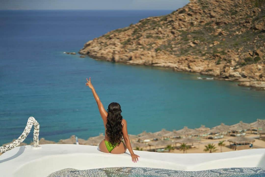 のインスタグラム：「Sitting on top of the world #FeelsLike 🥰💚」