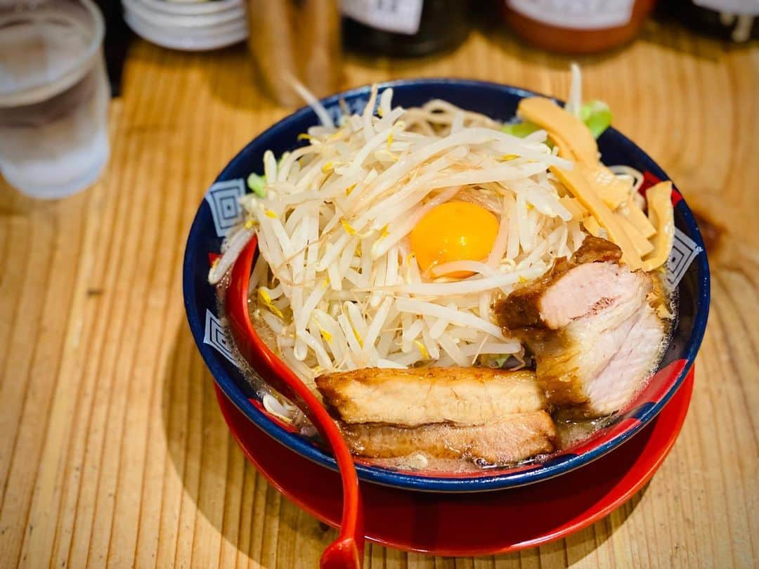 藤村晃輝さんのインスタグラム写真 - (藤村晃輝Instagram)「これは箸上げせずには いられないラーメンでした。  アミュプラザおおいたの中に 新しくできた【ふくや ラーメン工房】  長年、大分を代表する とんこつラーメン店として  大分駅前に店舗を構えていましたが、 このほどアミュの中へ移転。  しかも何が嬉しいって、 メニューの中には 太一商店とのコラボ商品が！ 【ふくや太一盛り】いただきました。  言葉はいりません… ただただ美味しかったです。 また好きなラーメンが増えた◎  #大分市 #ラーメン #ふくや  #大分グルメ #大分ランチ  #大分 #oita #藤村晃輝 #アナウンサー」6月14日 23時23分 - fujimura_koki_tos