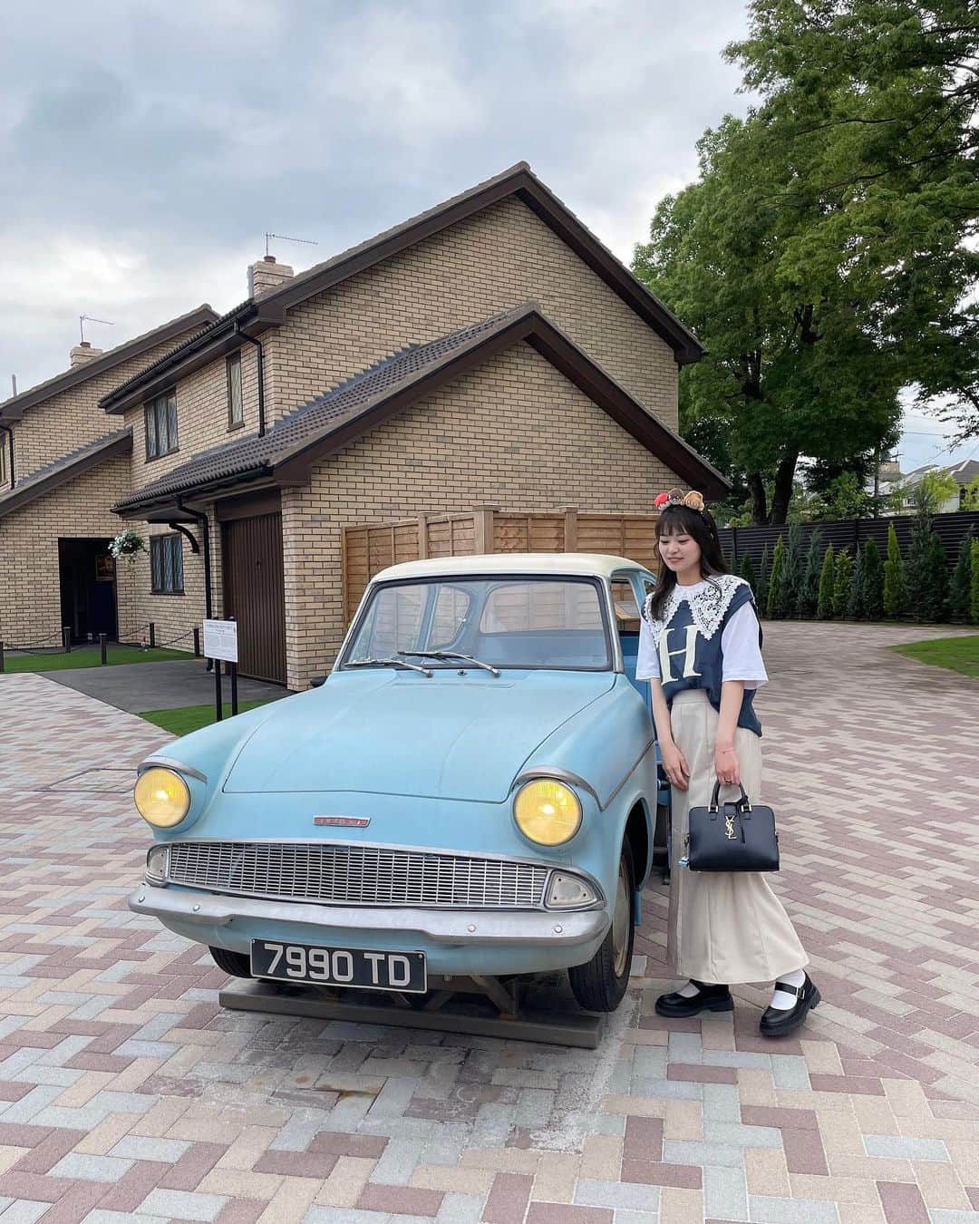前田亜美のインスタグラム：「念願の!!!!!!. ハリーポッタースタジオツアー!!! .   @wbtourtokyo  ひと足お先に行ってきました…！  ⚯˶🪄︎︎✨🚙 ³ . . ハリーポッターは10代の頃から大好きでDVDを全シリーズ持っていたり、呪文を覚えたりセリフやシーンまでも好きすぎて覚えちゃうくらい大好きなんです🤍. . . .  東京にスタジオツアーができると知ってから楽しみで楽しみで！完成を待ちわびていました🥹🤍. .  ずーーーーっと楽しみにしていたハリーポッタースタジオツアーは期待を遥かに超えてきます❤️‍🔥🪄︎︎✨. . もう入口付近から興奮が止まらなかったです…🥹💓. . . ツアー中は映画の中に入り込んでいて気づいた時には トータル6時間くらい経っておりました……笑。. . 最低でも4時間は必要!! 笑 . . 映画のセットはもちろん、裏側や制作秘話もたくさんあってハリーポッター好きにはたまりません( ¯ᵕ¯ )♡. . 前にUSJで買ったHarryのベストを着て遊びに行ったんだけど…やっぱりローブも欲しくなったし  ぜひみんな自分の好きな寮生になって行く事をオススメします✨ . 限定グッズもたくさんあったよ🫰🏻 Cafeもあったし最高でした…☕💭 . . . ハリポタファンにはたまらない小道具や衣装、音楽までも…！ ハリーポッターの世界を知れて もっと好きになります🎧ﾟ｡ . .  6月16日からオープンです！ ぜひゆっくり堪能してくださいね(* .ˬ.)" . . チケット購入済みなのでまた行くんだ〜〜🤍 . . スワイプして最後の写真……絵をよく見てほしい…👀⚯˶ 実は壁にわたしいるの。笑.  肖像画の仲間入り🖼 . 写真たくさんあるのでまた載せます👧🏻. .   #ハリーポッター  #harrypotter #ハリポタツアー  #スタジオツアー東京 #studiotour  #ホグワーツ城  #エクスペクトパトローナム  #ハリポタ  #としまえん  #해리포터  #ハリーポッターコーデ」