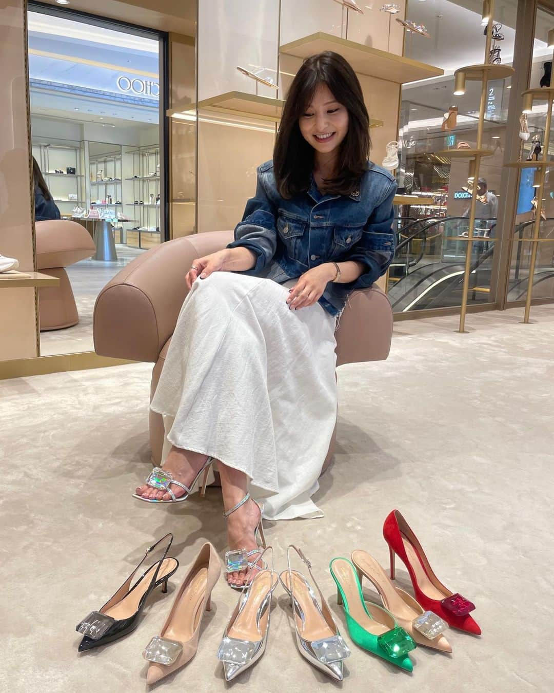 明松美玖のインスタグラム：「、 @gianvitorossi からJaipur collection 💎。  オーバーサイズのエメラルドをスタイリッシュに模った宝石が際立つデザインのJaipur。これを履いた時の高揚感がたまらなかった！  新作の5cmデザインも大注目アイテムだそう👠  #gianvitorossi  #mygianvito」