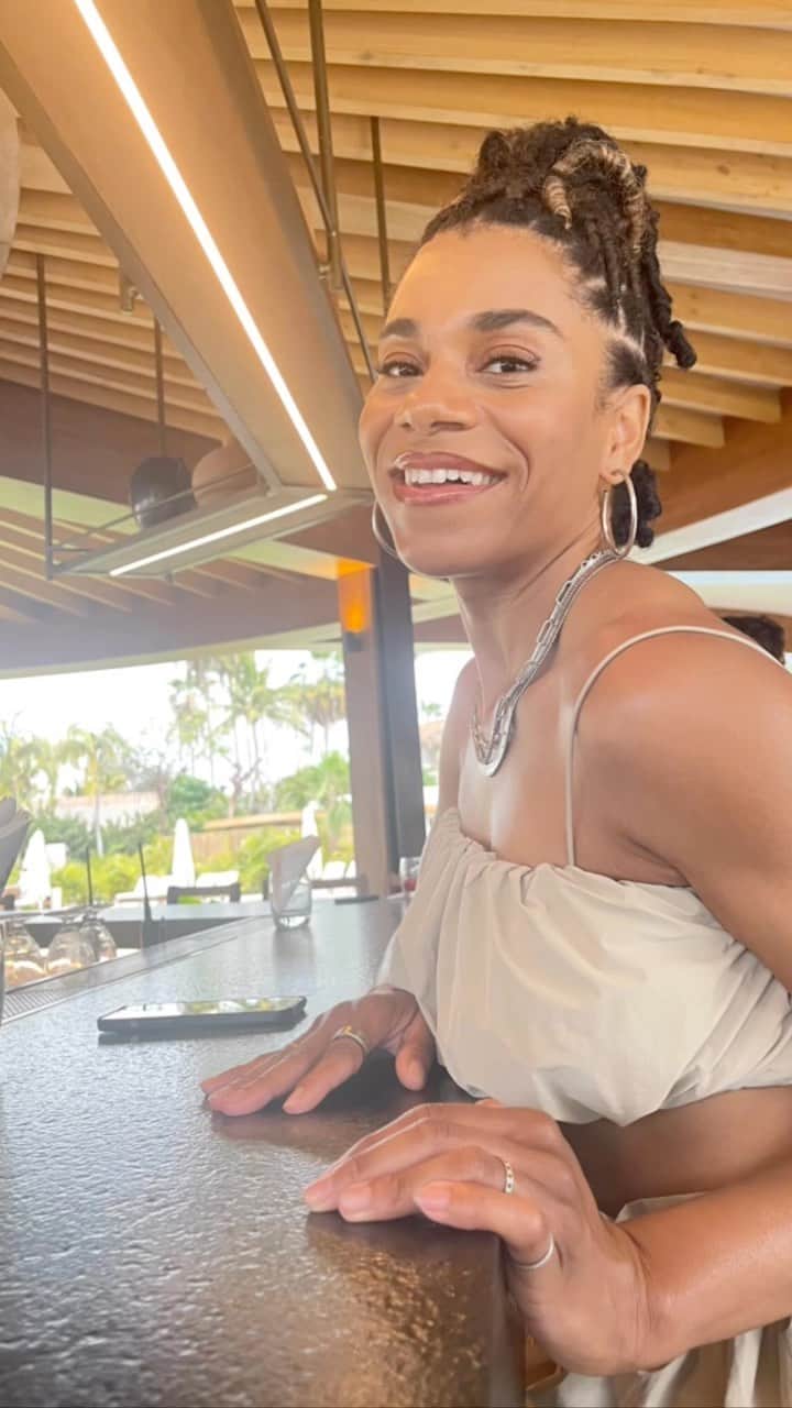 Kelly McCrearyのインスタグラム：「And now for a taste of regional culture… I love learning about crafts that have been handed down and honed of centuries… mezcal creation is nothing less than an art form. A rich sampling and education at a beachside bar. Not bad, @stregispuntamita! 🥃  @howelltalentrelations #StRegisPuntaMita #LiveExquisite #travelpartner」