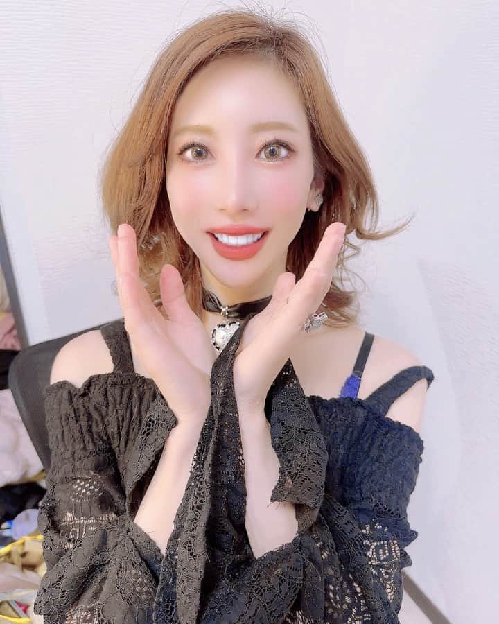 のインスタグラム：「福岡といったら琴でしょ☝🏻☝🏻  ３回ぐらい取り直してもらったけど 加工がダメ言うからたぶん最後のかな?  音声ありになるのかわからんが。。 んま☝🏻☝🏻  八月に福岡の多分これ大名の一蘭のところやんね？ そこのビジョンに載るよん！🥳🥳🥳🥳  これでめっちゃ小さい琴の動画とかだとやだー😑笑  んまそもそも入賞できたのがある意味凄いイベだったから載れるだけ２回目のリベンジにて達成でよかったわ！！😅😭  てか福岡かどっか引っ越したいなー😲😲😲😲  まじ熊本することない！！  整形したい←毎回発言 #整形案件待ってます #整形したいです   お金がまーーーじたまらない。。 あるお金全て使ってしまうのやめたい  誰か助けてーー😧😧😧😦😧 きっと心が寂しいみたい  もう今の顔じゃ、、鏡見るのも嫌だし 外に行くのも嫌  ぶっちゃけさそわれても遊びたいけど 顔が嫌だからいけない。。いきたいのにいけない。。  #悪循環ループ #救世主求む   本心」