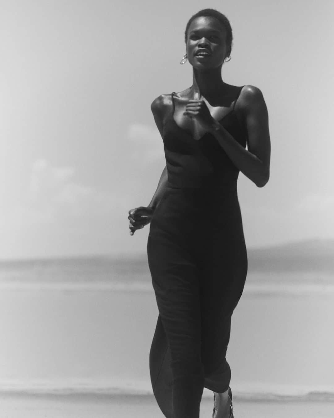 Olivia Maloneのインスタグラム：「Awar in a sand storm」