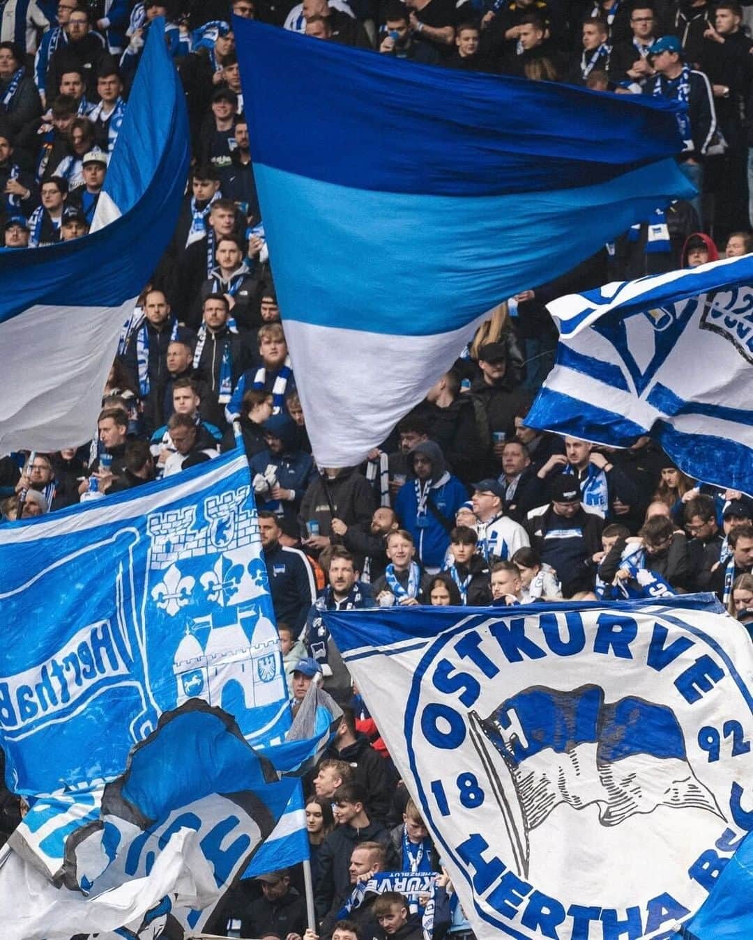 ヘルタ・ベルリンのインスタグラム：「Einfach nur DANKE für euren unglaublichen Rückhalt in dieser Saison. ✊💙  Das komplette Video findet ihr auf unserem YouTube-Kanal. 📺 . . #HaHoHe #HerthaBSC」