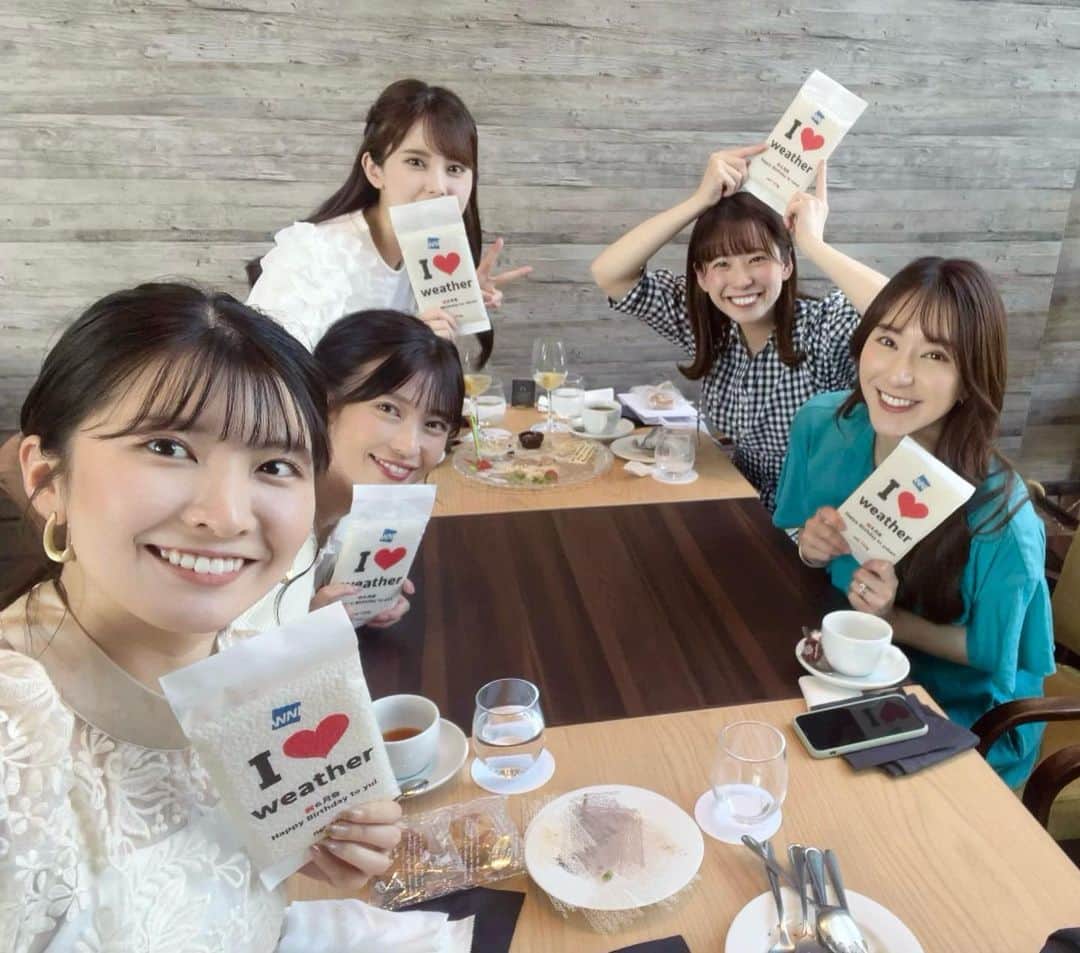 のインスタグラム：「6月生まれメンバーで♡  せんちゃんから、名前入りのお米のプレゼントが🌾 (すごいよね。どうやって作るのかな、、ありがとう！！ もったいなくて食べられません！)  こんな楽しい時間があるから お仕事もがんばれます🥰🫶」