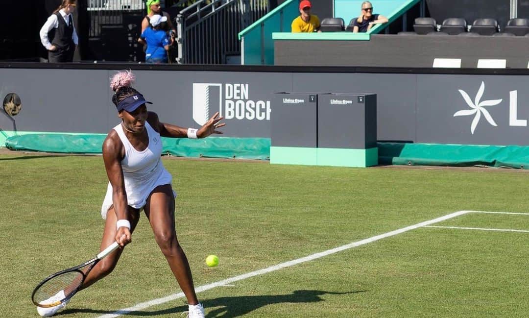 ビーナス・ウィリアムズのインスタグラム：「Being on the court yesterday was thrilling! Just as exciting my family all came to cheer me on. Also I know I have all the support of my fans which means the world to me. I’m really happy with how I played and I am just getting used to playing matches again which is to be expected.  The best news is I walked off the court yesterday not hurt and not even sore after a long match and a string of really challenging injuries which means I have a chance to build on yesterdays performance in my next events.  It’s not easy to continue to come back after unexpected injuries and delays but that’s life and I love what I do and I believe in what I am doing. If you fall 10 times get up 11, never quit before the miracle.  Thank you to the @libema open for such a wonderful week!」