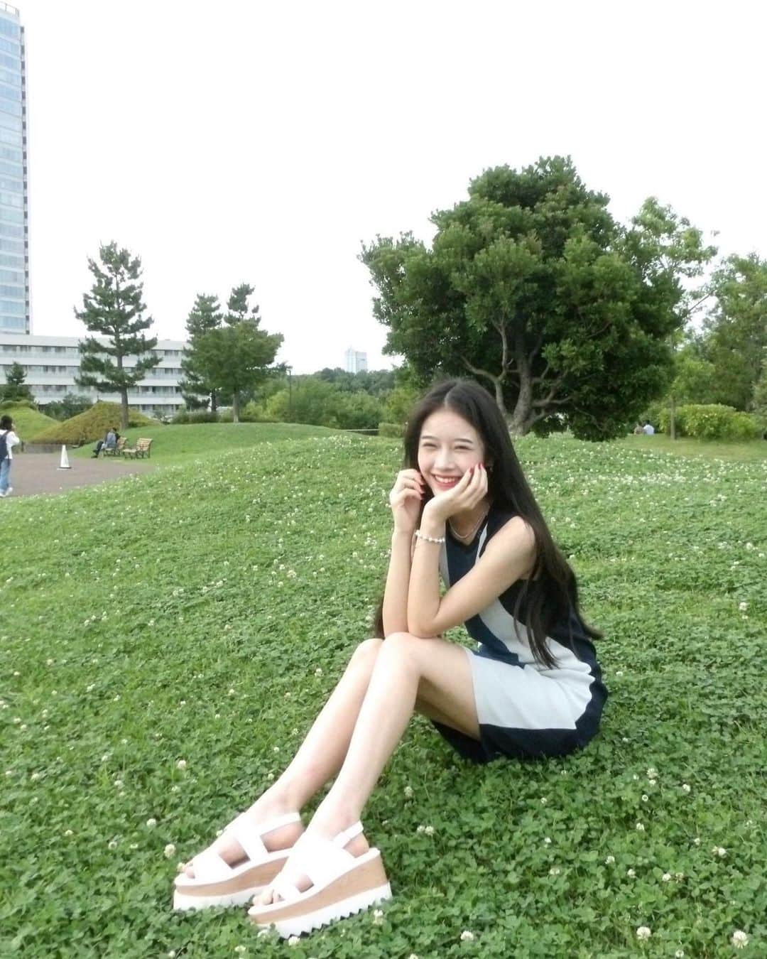 のインスタグラム：「本日！18歳になりました🎂  なんともう成人です..。 いつも応援して下さる皆様☺️  沢山の愛あるメッセージで 素敵なスタートを迎えることができそうです🤍  皆様の毎日が笑顔になって貰えます様、 素敵な人になり18歳ももっと頑張ります྄˗ˋˏ❤︎ ˎˊ˗  これからも応援をよろしくお願いします！  #天翔天音 #18歳 #誕生日  #ljk #happybirthday #05 #一眼レフ」